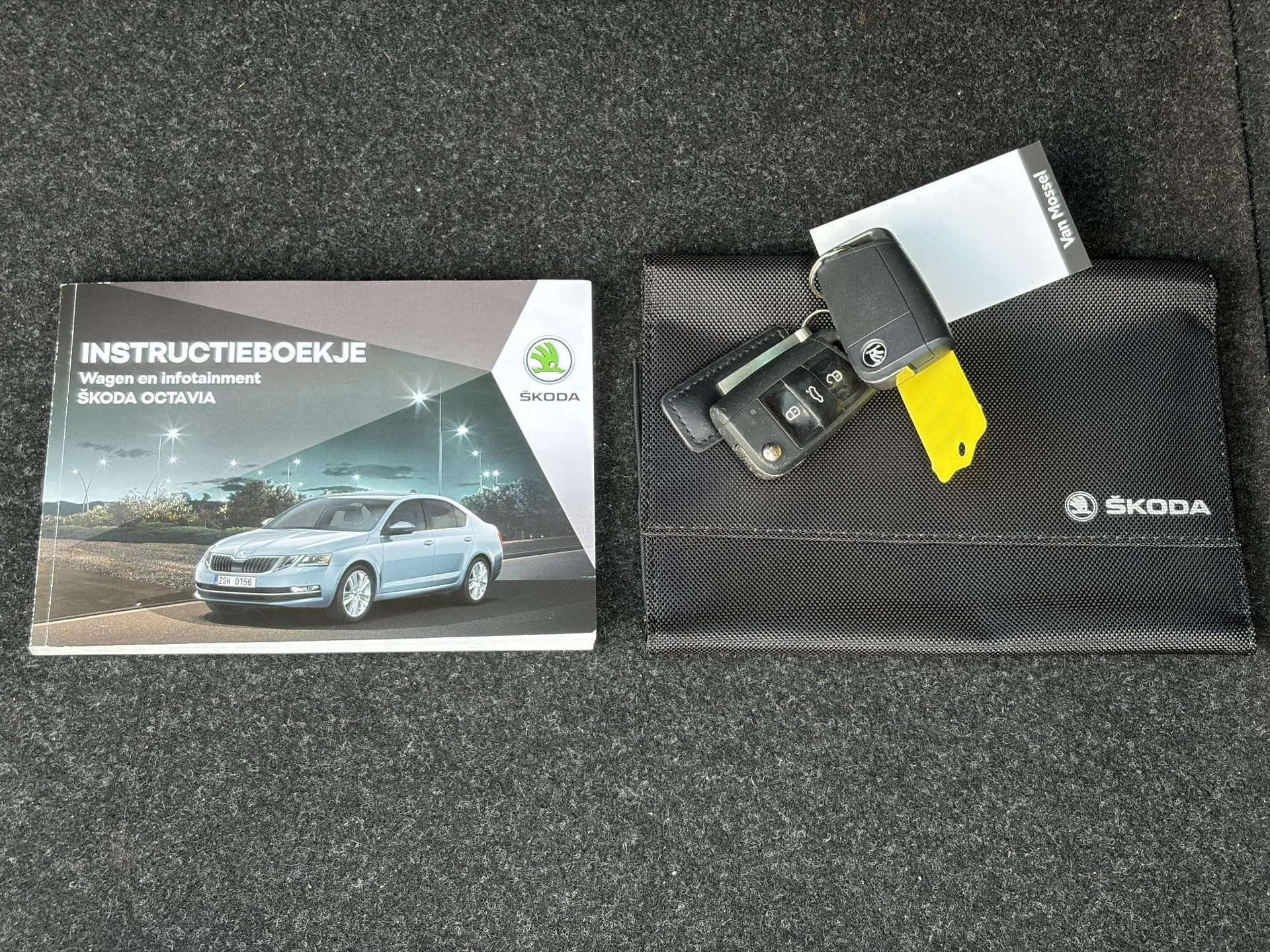 Skoda Octavia Combi 1.5 TSI Greentech Style Business 2e Eigenaar,Draadloze telefoonlader,Carplay,Camera,Navi,Trekhaak,150pk,Pdc V+A,Keyless,Clima,Cruise,Elekt.Stoel,Recent beurt gehad,N.A.P,Apk tot 07-2027
