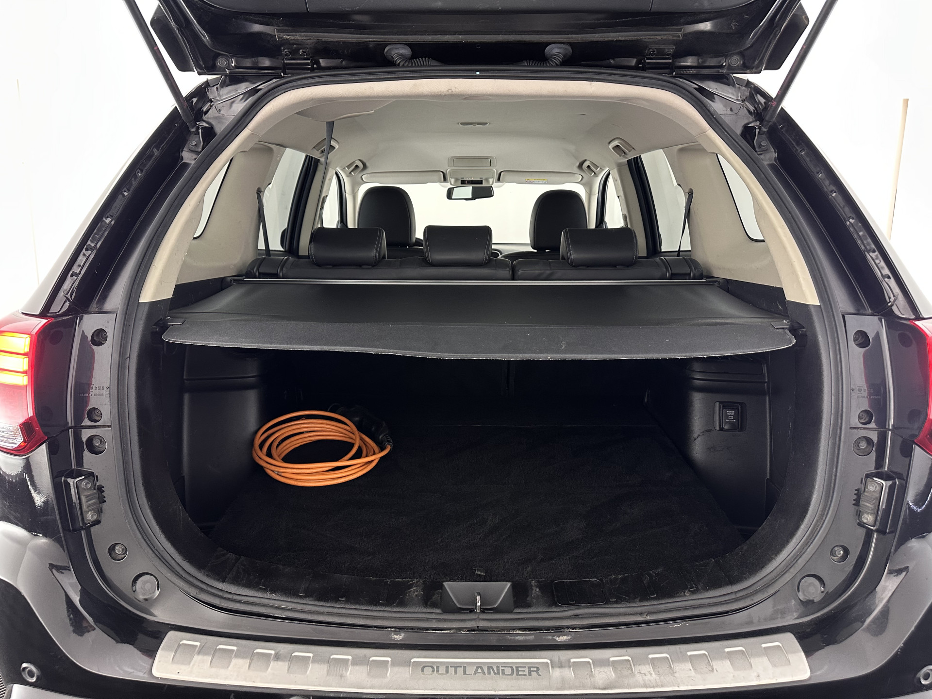 Mitsubishi Outlander 2.4 PHEV Intense AWD (Plug-in) (INCL-BTW) *LEATHER-ALCANTARA | FULL-LED | KEYLESS | BLINDSPOT | CAMERA | HEATED-COMFORTSEATS | ECC | SHIFTPADDLES | PDC | CRUISE | PRIVACYGLASS | DAB | TOWBAR | CARPLAY | 18''ALU*