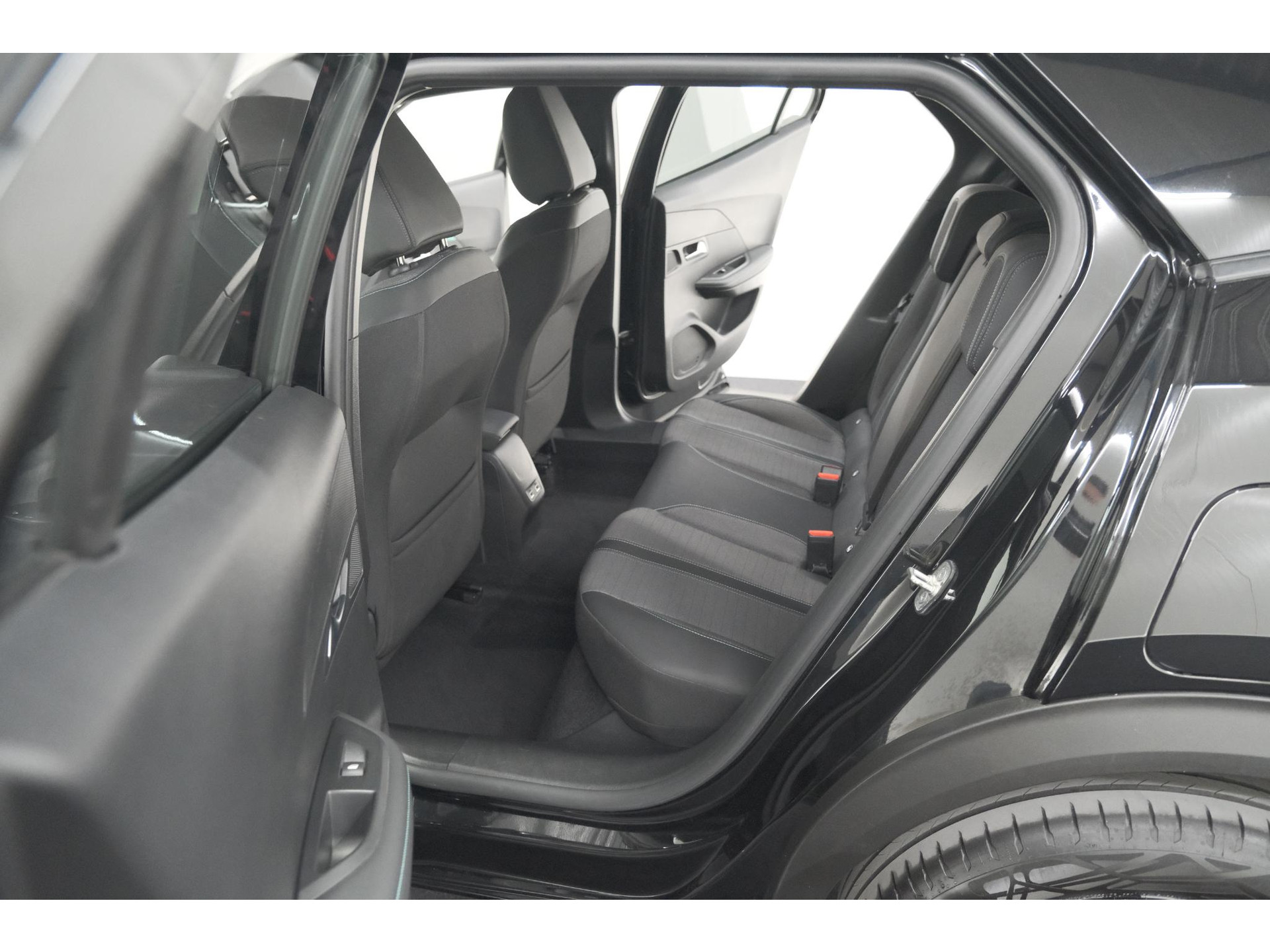 Peugeot 2008 PureTech Allure Pack | Navigatie | Parkeersensoren | Apple Carplay