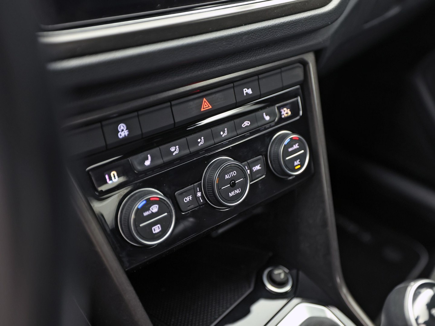 Volkswagen T-Roc 1.0 TSI Sport (APPLE CARPLAY, GROOT NAVI, CLIMATE, STOELVERWARMING, TREKHAAK, SPORTSTOELEN, PARKEERSENSOREN, ADAPTIVE CRUISE, NIEUWSTAAT)