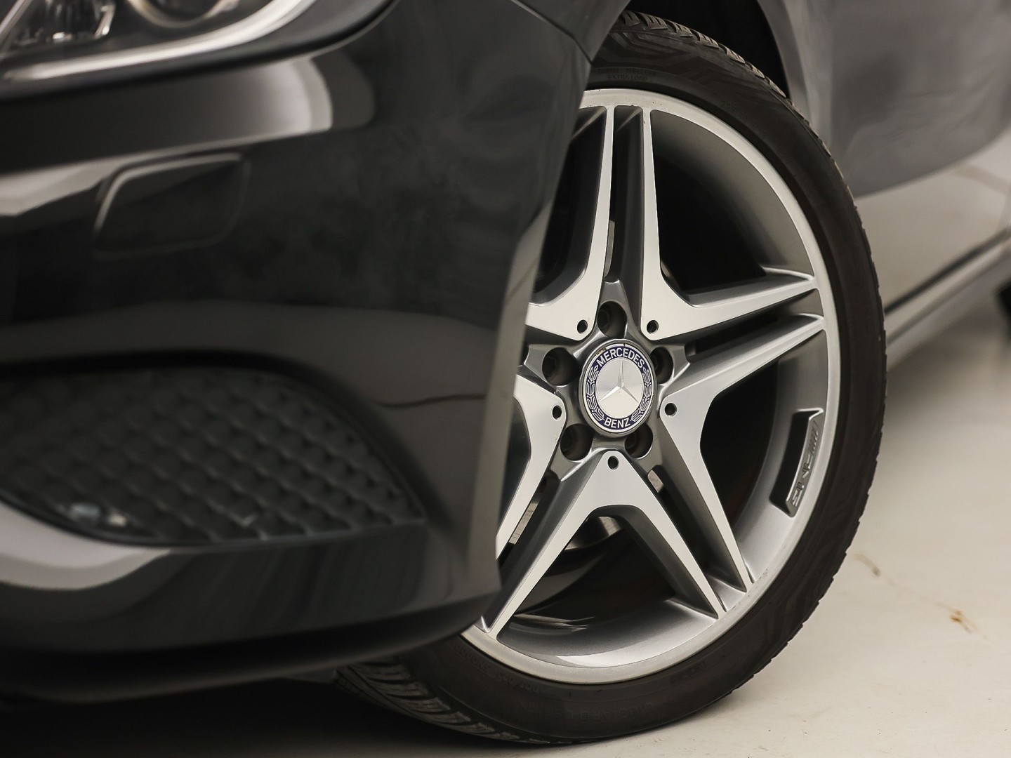 Mercedes-Benz A-Klasse 180 AMG Prestige Sport (NAVIGATIE, SPORTSTOELEN, MEMORY SEAT, STOELVERWARMING, LM VELGEN, GETINT GLAS, NIEUWE APK)