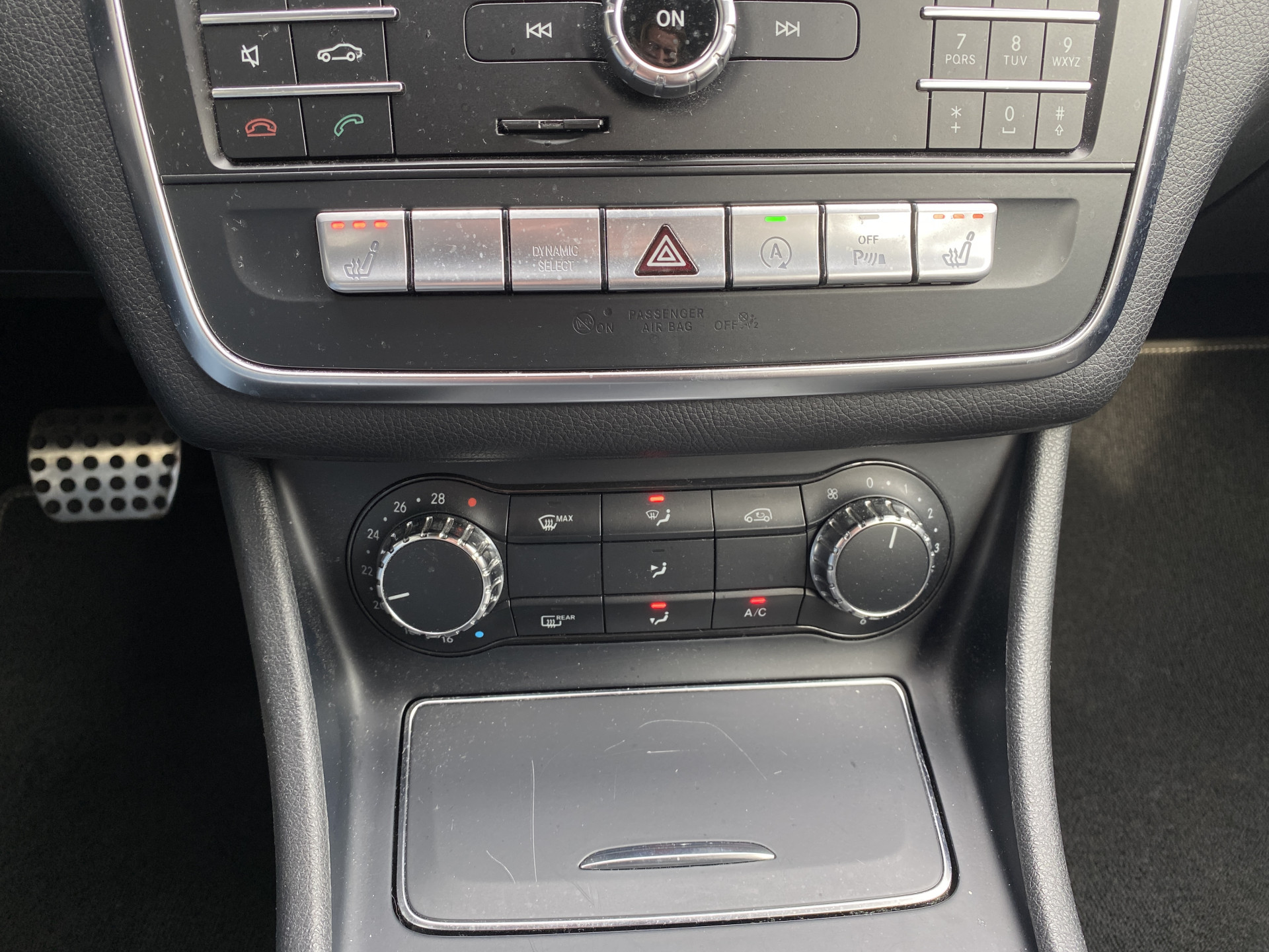 Mercedes-Benz A-klasse 180 Business Solution AMG Edition AUT. | leder/alcantara | 18 inch AMG velgen | navigatie | sportstoelen | sfeerverl.