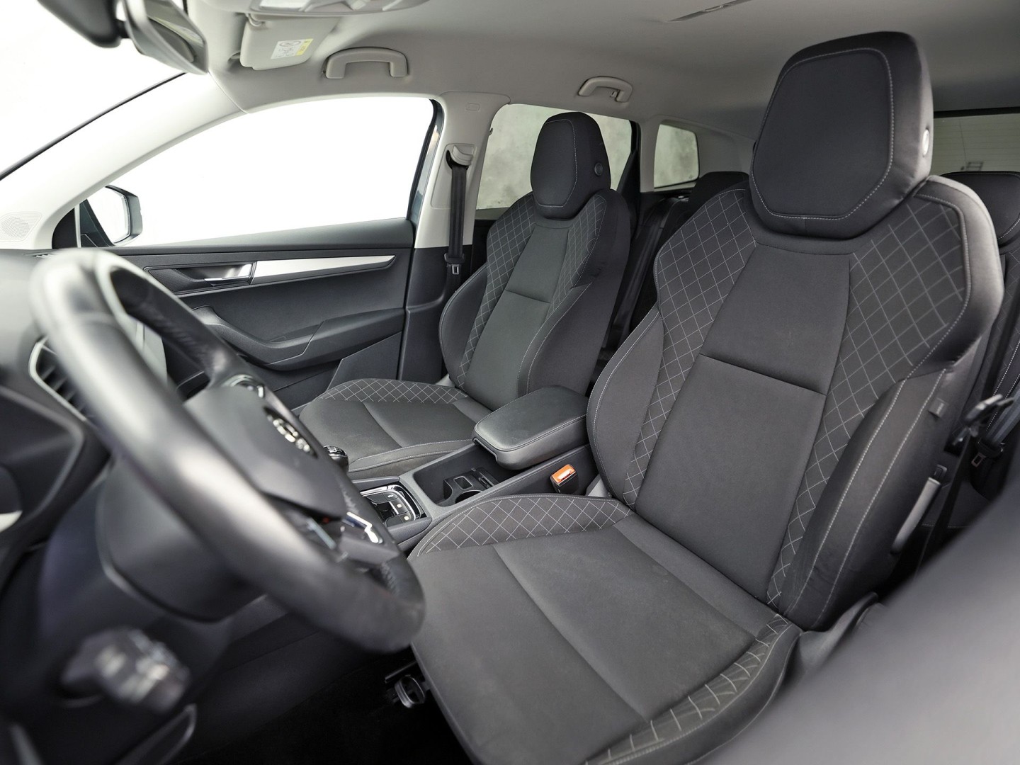 Škoda Karoq 1.5 TSI ACT Sport 150Pk (APPLE CARPLAY, CLIMATE, STOELVERWARMING, GETINT GLAS, SPORTSTOELEN, PARKEERSENSOREN, CRUISE, NIEUWSTAAT)
