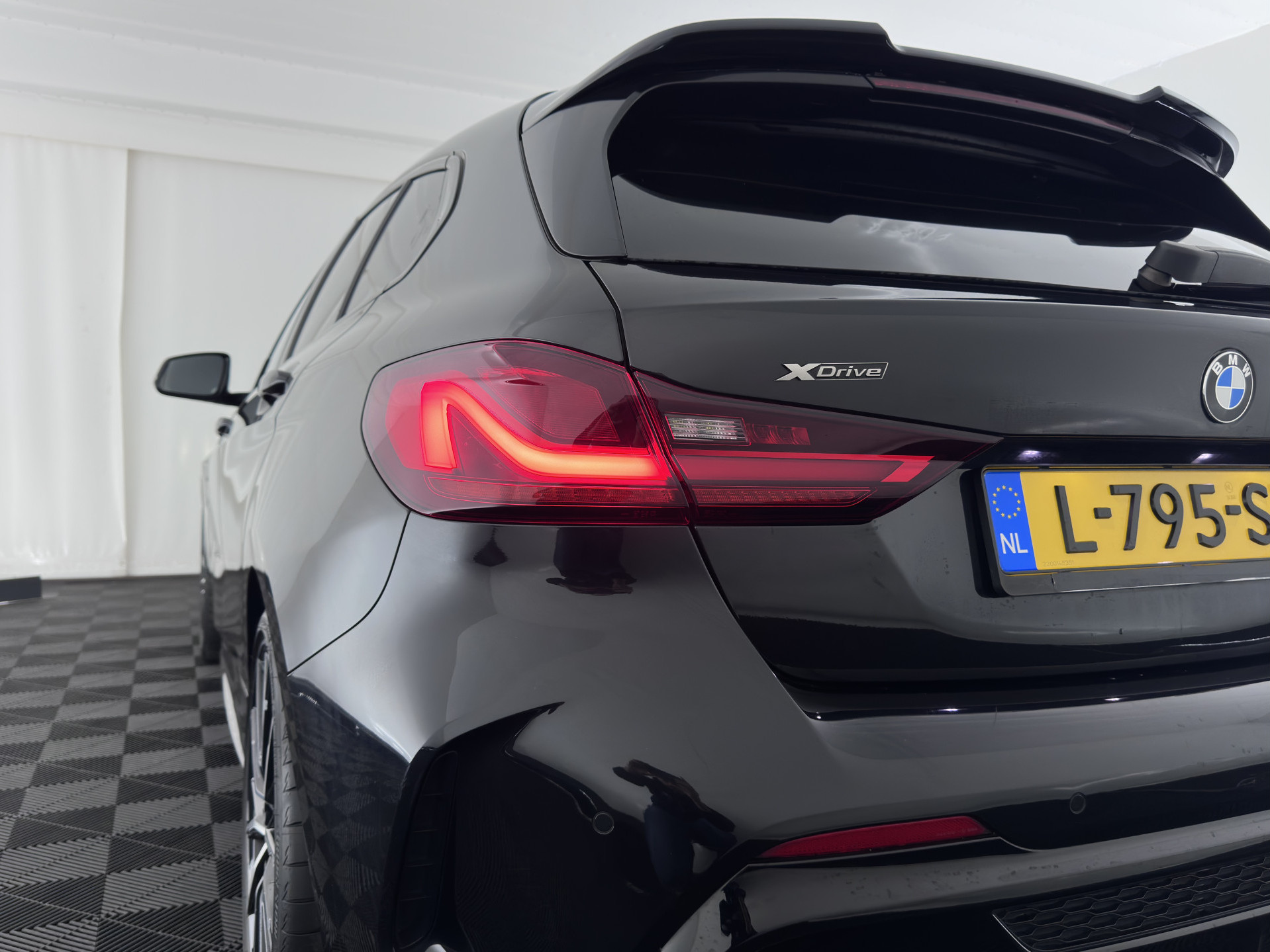 BMW 1-serie M135i xDrive M-Sportpack High Executive Aut. *ALCANTARA-MICROFIBRE | FULL-LED | HEATED-SPORTSEATS | SHIFT-PADDLES | DIGI-COCKPIT | HEAD-UP | NAVI-FULLMAP | DAB+ | PRIVACY-GLASS | AMBIENT-LIGHT | CARBON-INLAY | CARPLAY | 19''ALU*