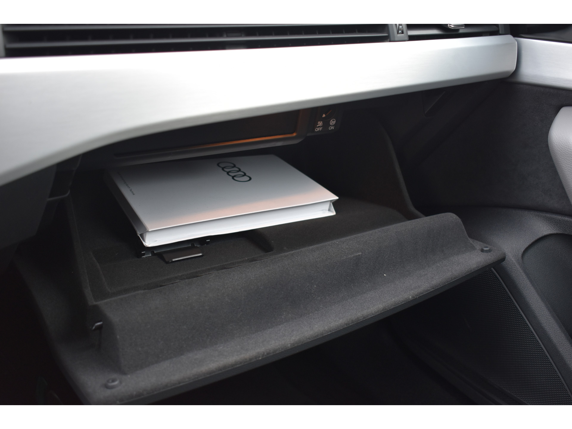 Audi A4 Limousine 35 TFSI S-line 2.0 Mild Hybrid S-line black-line Automaat Leder interieur