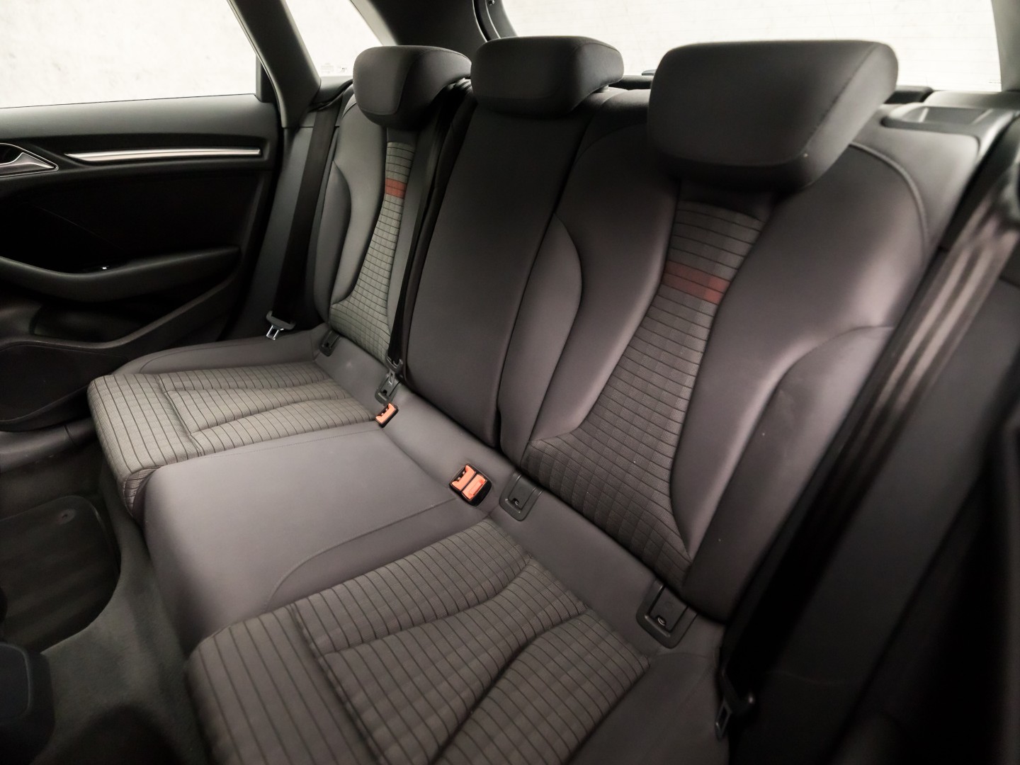 Audi A3 Sportback 1.0 TFSI Sport (APPLE CARPLAY, GROOT NAVI, CLIMATE, DYNAMISCHE KNIPPERLICHTEN, SPORTSTOELEN, CRUISE, PARKEERSENSOREN, NIEUWE APK, NIEUWSTAAT)