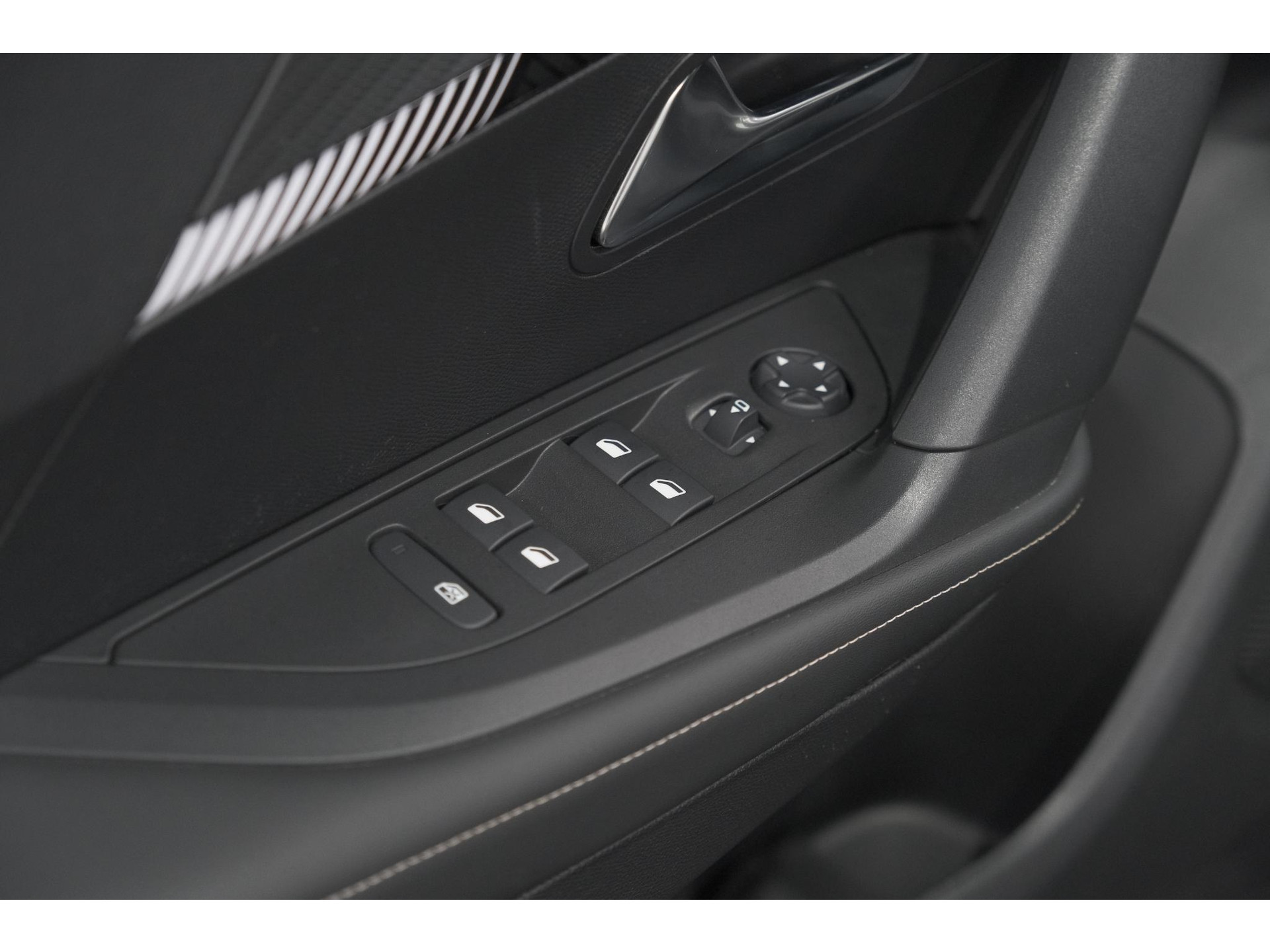 Peugeot 2008 PureTech 130 EAT8 Allure | 360 Camera | Adaptieve Cruise Control | Keyless | Dodehoekdetectie
