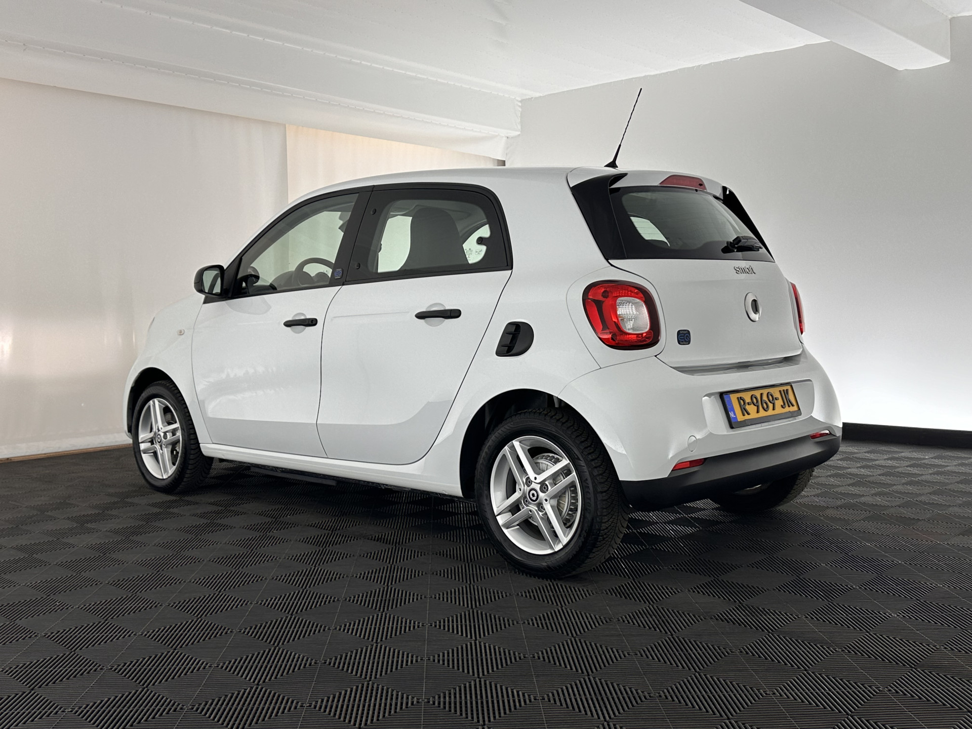 Smart forfour EQ Essential 18 kWh [ 3-Fase ] (INCL-BTW) Aut. *LEATHER | AIRCO | CRUISE | DAB+ | COMFORT-SEATS | 15''ALU*