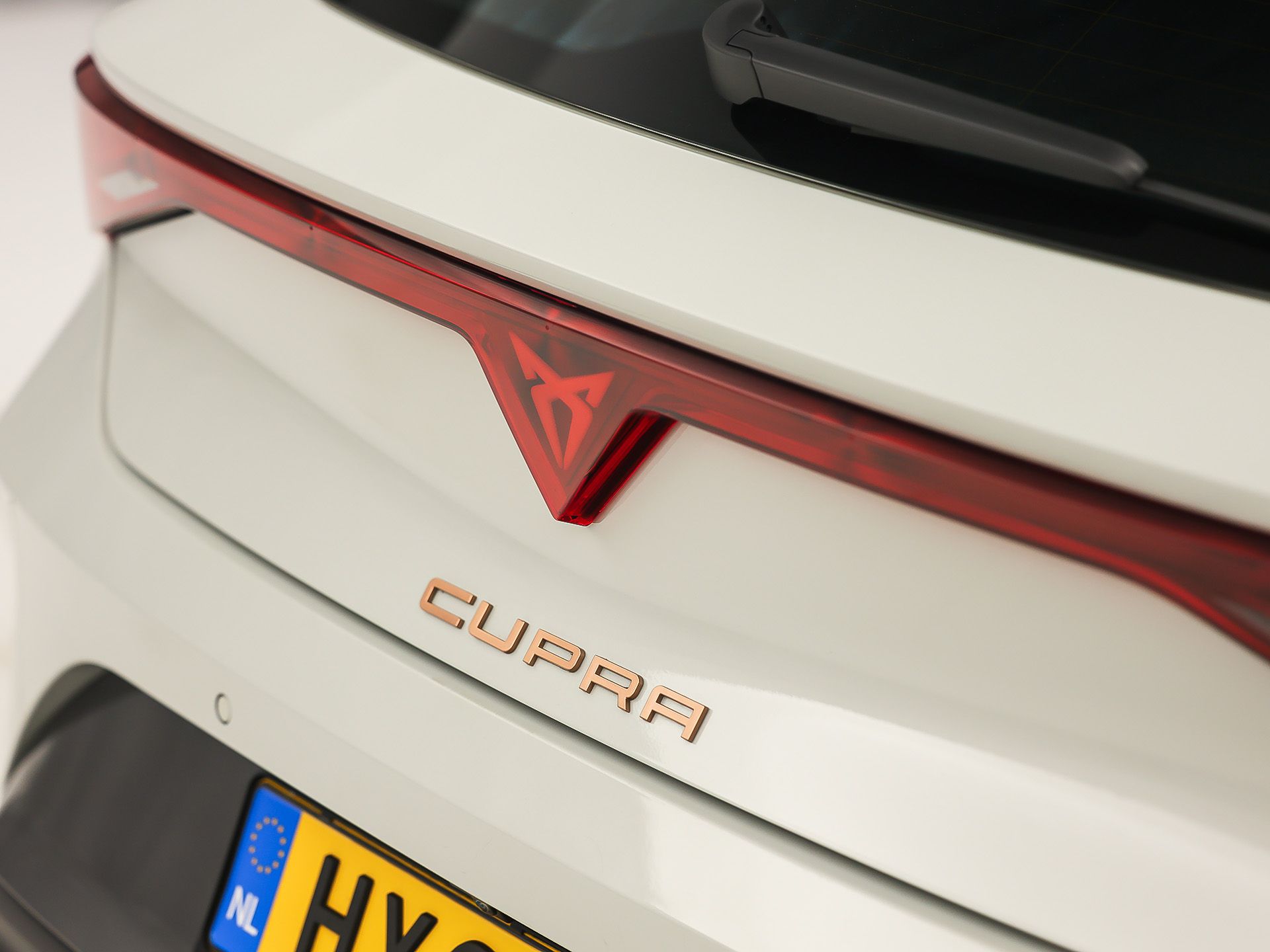 CUPRA Leon 1.5 TSI Sport 150Pk Automaat (APPLE CARPLAY, GROOT NAVI, KUIPSTOELEN, SENNHEISER AUDIO, CAMERA, STUUR/STOELVERWARMING, GETINT GLAS, NIEUWSTAAT)