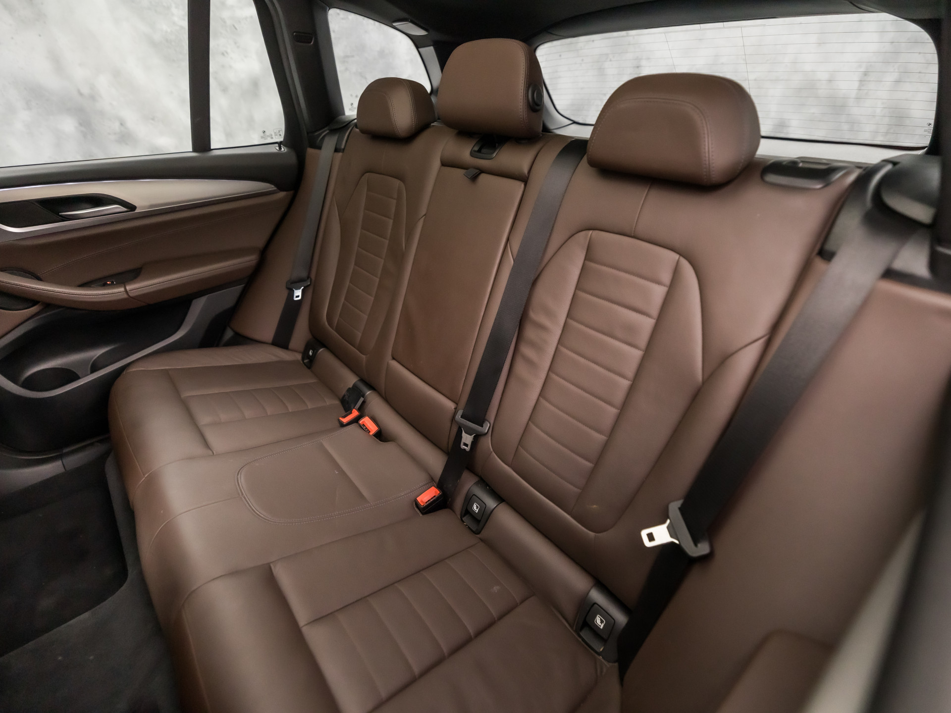 BMW X3 xDrive20i M Sport High Executive (PANORAMADAK, M PAKKET, GROOT NAVI, BRUIN LEDER, STOELVERWARMING, SPORTSTOELEN, CAMERA, ELEK ACHTERKLEP, SFEERVERLICHTING, NIEUWSTAAT)
