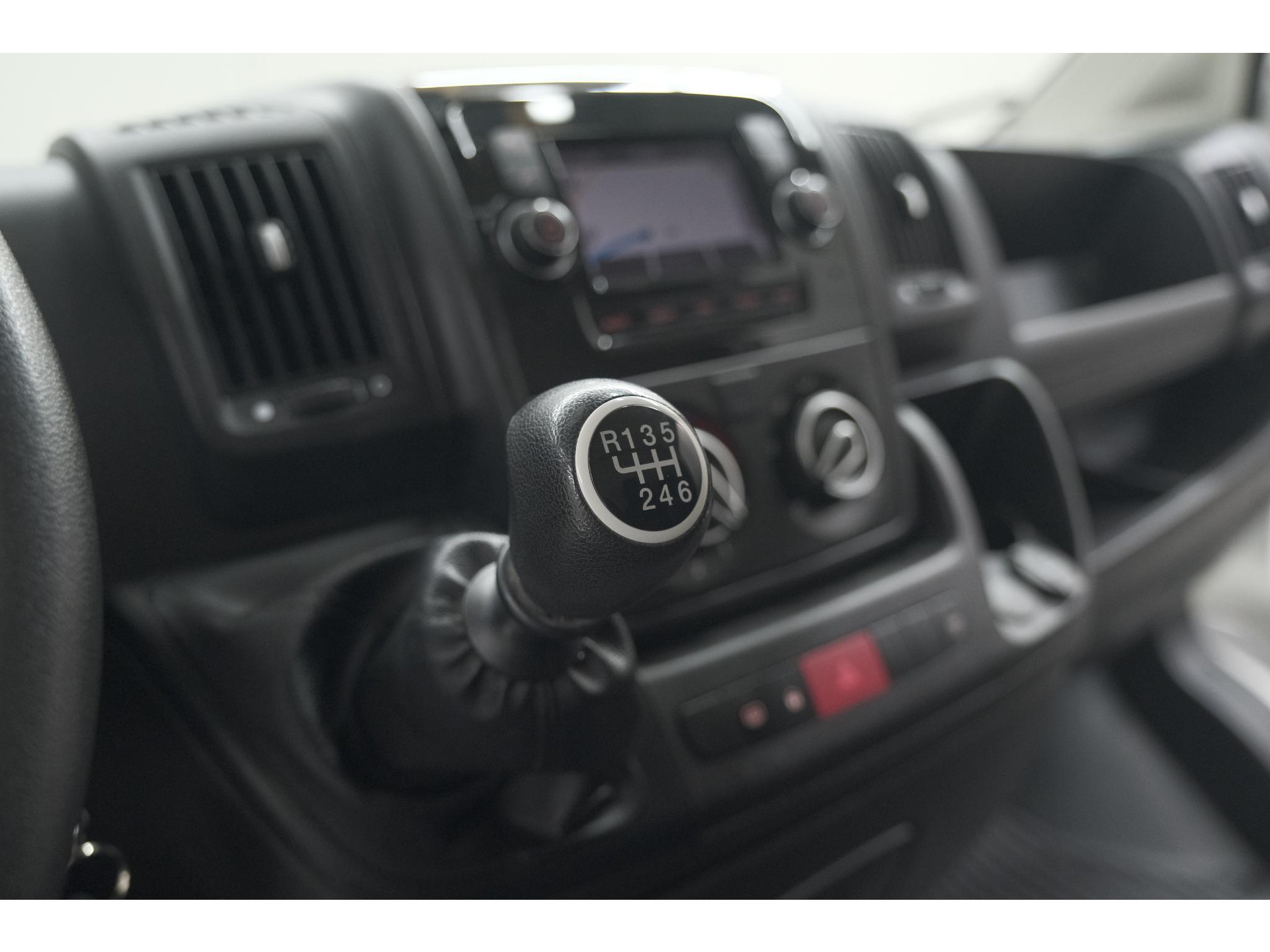 Peugeot Boxer 330 2.2 BlueHDi 140 L2H2 Premium | Navigatie | Houtenvloer In Laadruimte | Airco