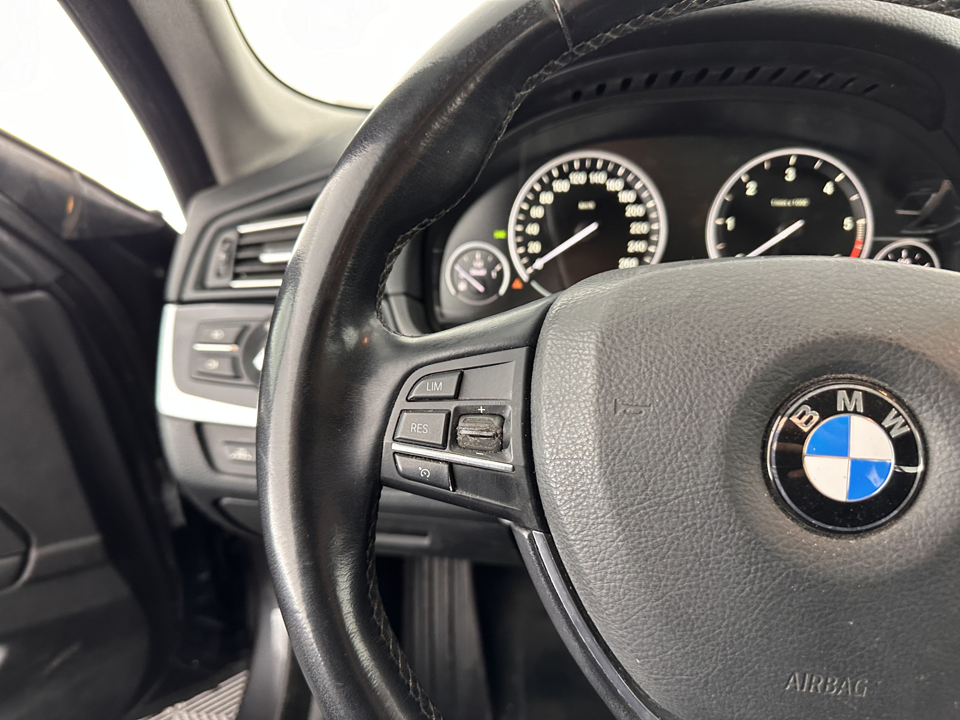 BMW 5-serie Touring 518d Executive Aut. *NAVI-FULLMAP | BI-XENON | CARPLAY |  LANE-ASSIST | TOWBAR | ECC | PDC | CRUISE | COMFORT-SEATS | AMBIENT-LIGHT | 17''ALU*