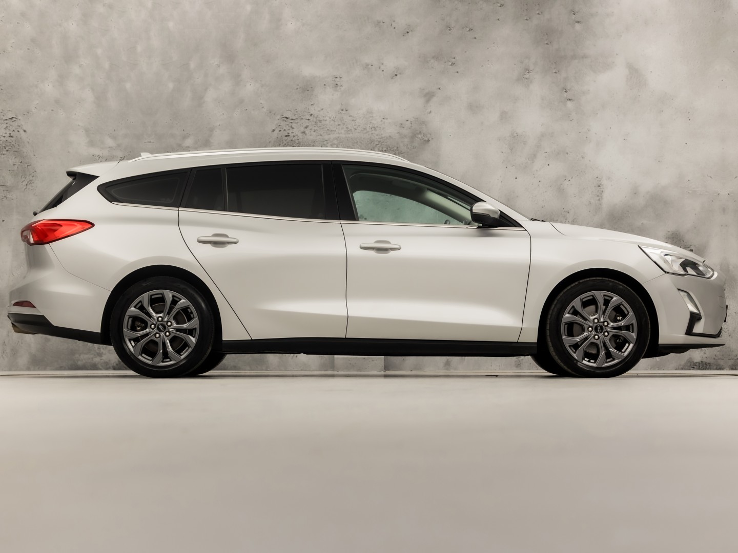 Ford Focus Wagon 1.0 EcoBoost Titanium Sport (APPLE CARPLAY, GROOT NAVI, STUUR/STOELVERWARMING, KEYLESS, SPORTSTOELEN, GETINT GLAS, LM VELGEN, CRUISE, NIEUWSTAAT)