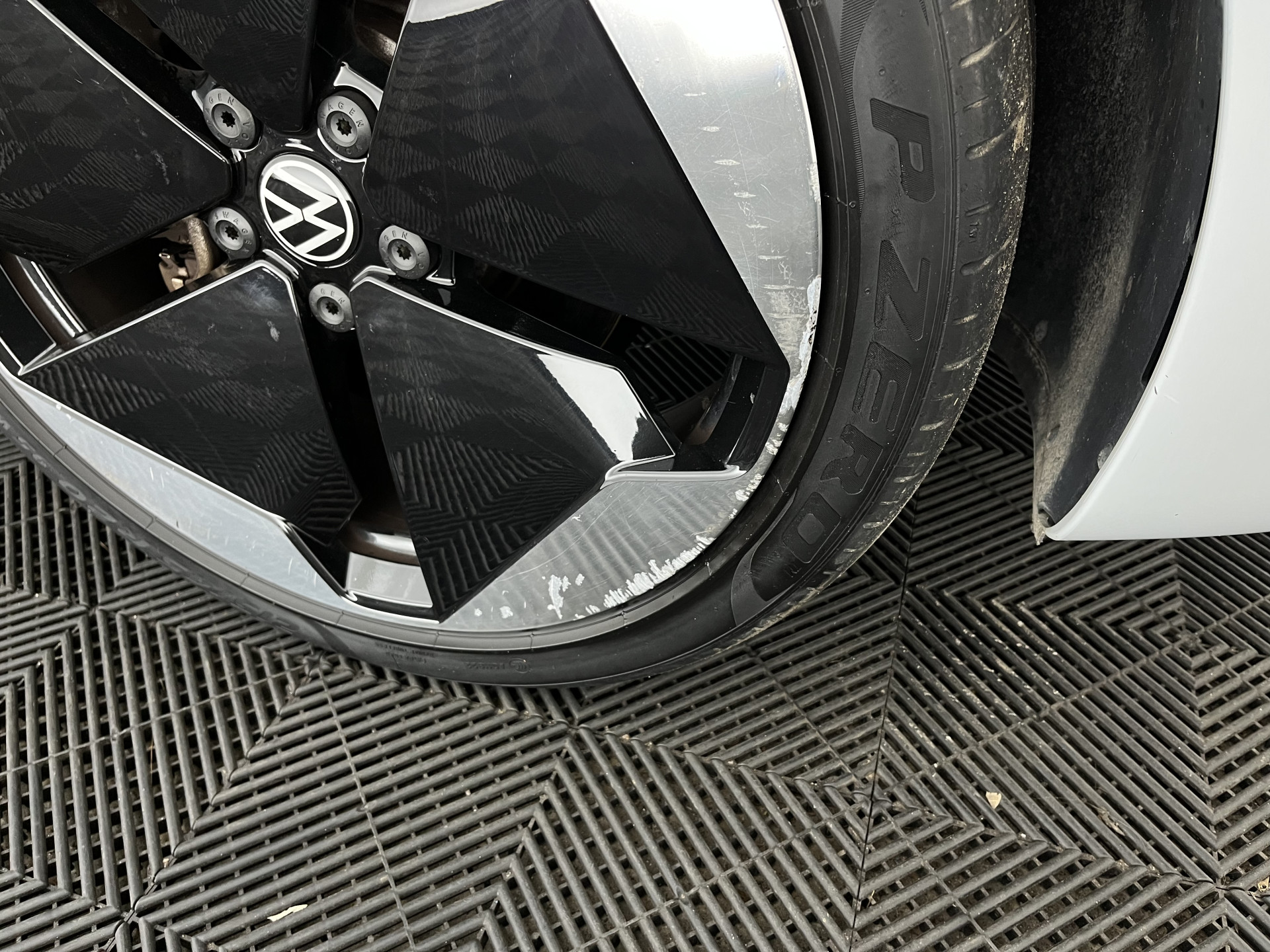 Volkswagen ID.3 First Max 58 kWh [ 3-Fase-11kW ] {SOH-89%} (INCL-BTW) *HEATPUMP | PANO | HEAD-UP | ADAPTIVE-CRUISE | IQ-LIGHTS | BLINDSPOT | CAMERA | KEYLESS | MICROFIBRE | AMBIENTLIGHT | NAVI-FULLMAP | DAB+ | ECC | HEATED-SPORTSEATS | DIGI-COCKPIT |