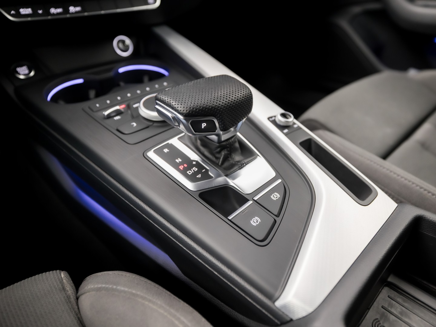 Audi A4 Avant 2.0 TFSI S-Line Sport 190Pk Automaat (NAVIGATIE, SFEERVERLICHTING, PLAT S-LINE SPORTSTUUR, GETINT GLAS, SPORTSTOELEN, CAMERA, TREKHAAK, NIEUWE APK, NIEUWSTAAT)