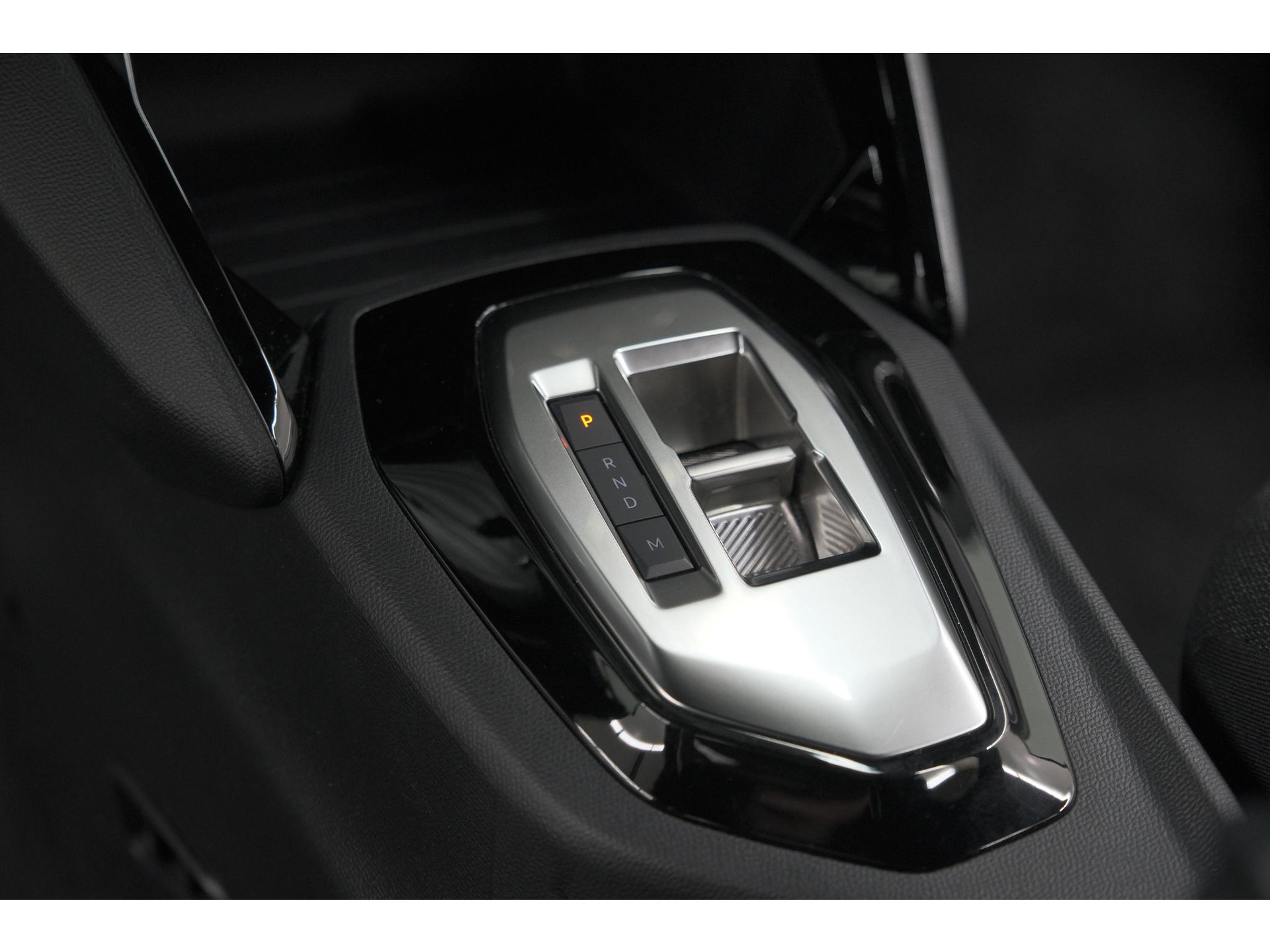 Peugeot 2008 1.2 Hybrid 136 Style | Apple Carplay | Parkeersensoren | Climate control