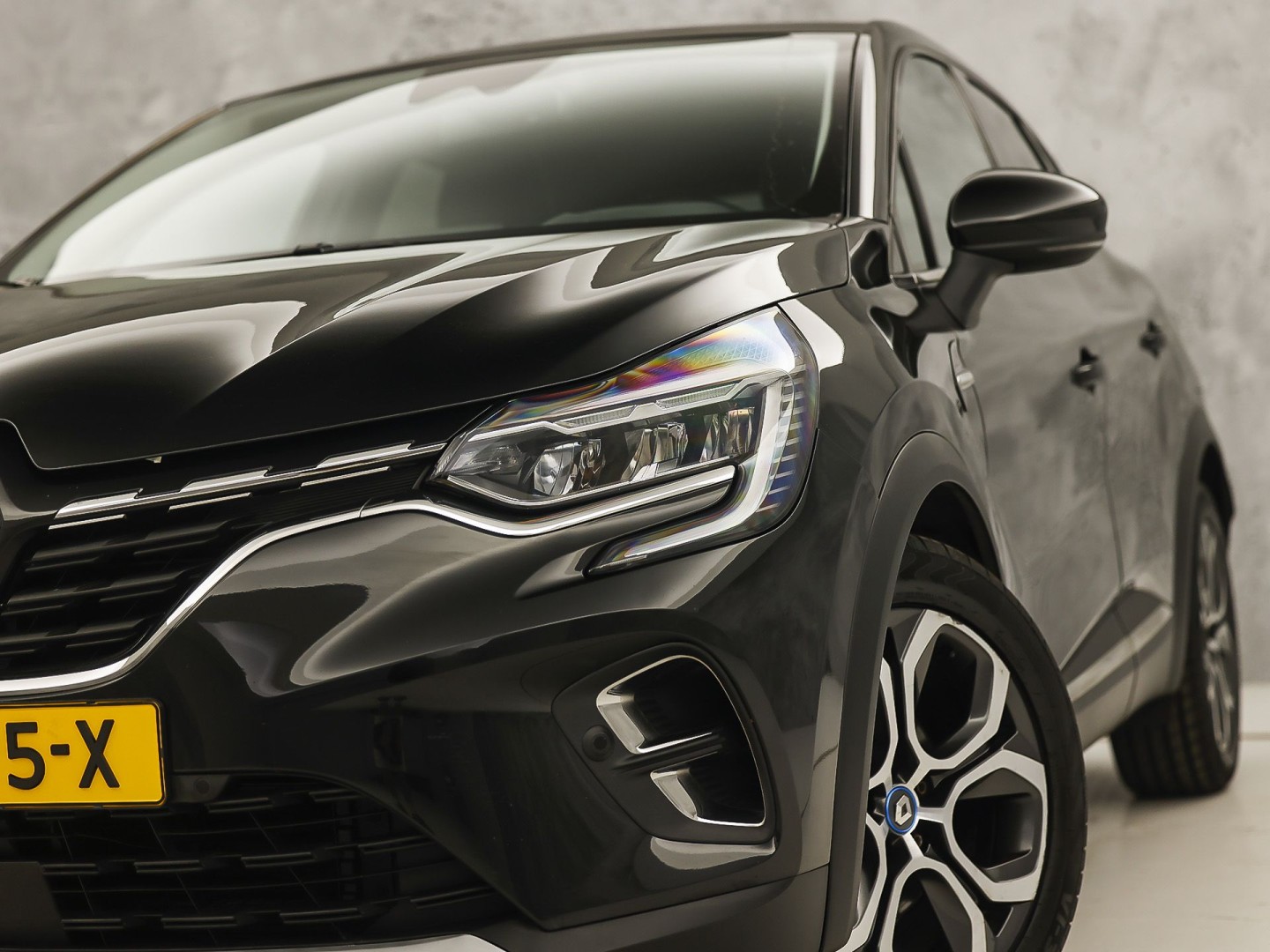 Renault Captur 1.6 E-Tech Plug-in Hybrid 160 Sport 160Pk Automaat (VIRTUAL COCKPIT, APPLE CARPLAY, GROOT NAVI, CAMERA, SPORTSTOELEN, LEDER, GETINT GLAS, LANE ASSIST, NIEUWSTAAT)
