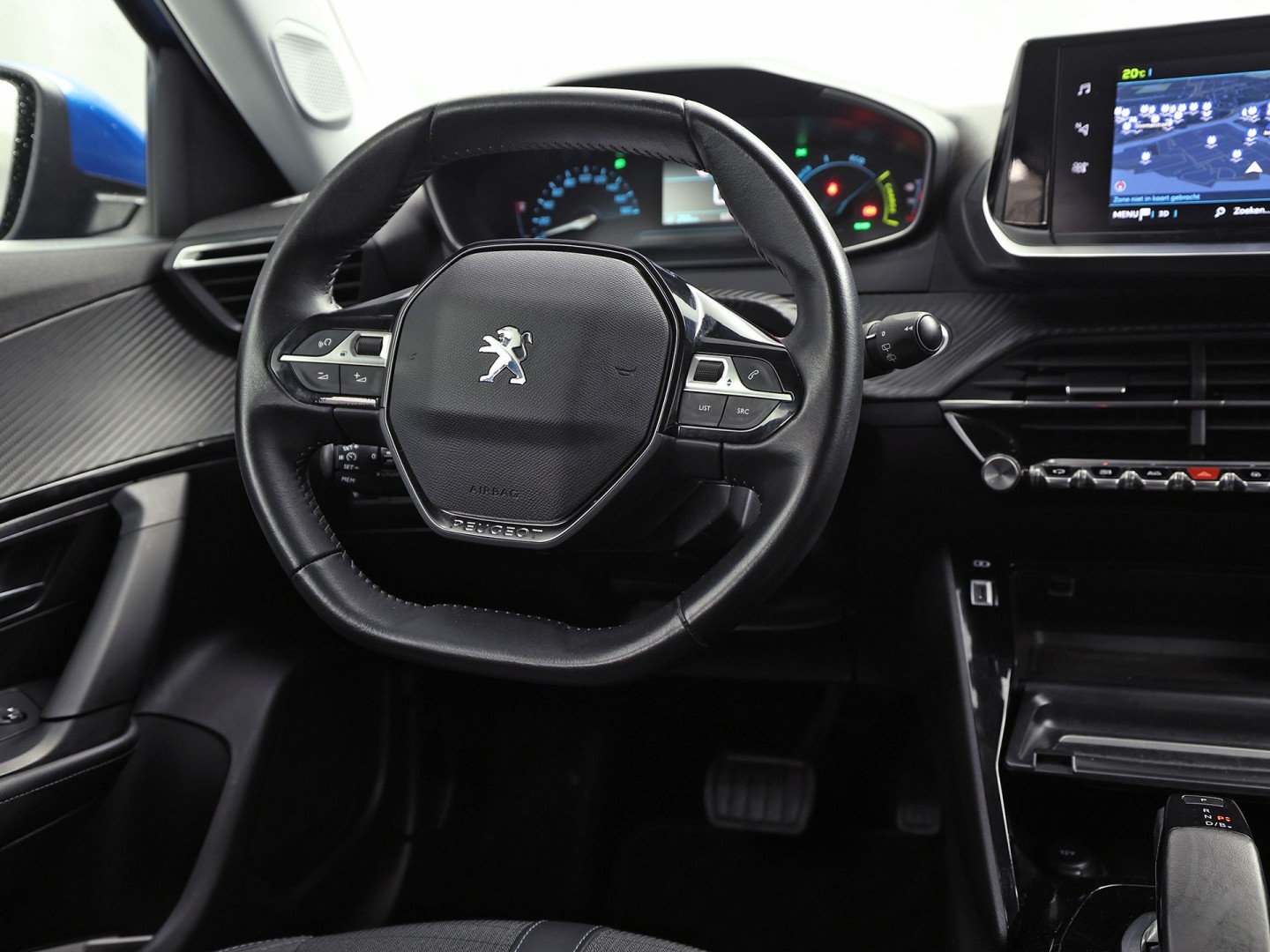 Peugeot e-2008 EV Blue Sport Allure 50 kWh Automaat (SOH 91,2%, APPLE CARPLAY, GROOT NAVI, 360 CAMERA, SPORTSTOELEN, GETINT GLAS, KEYLESS, NIEUWSTAAT)