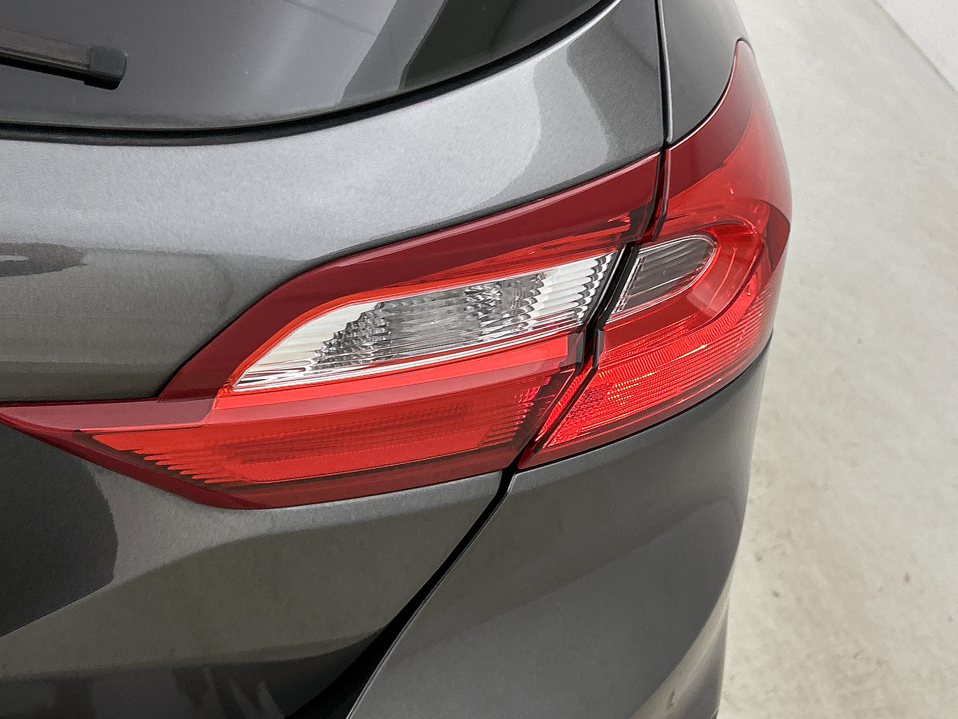 Ford Fiesta Trend 86PK | LM VELGEN | VERWARMDE VOORRUIT | PARK. SENSOREN