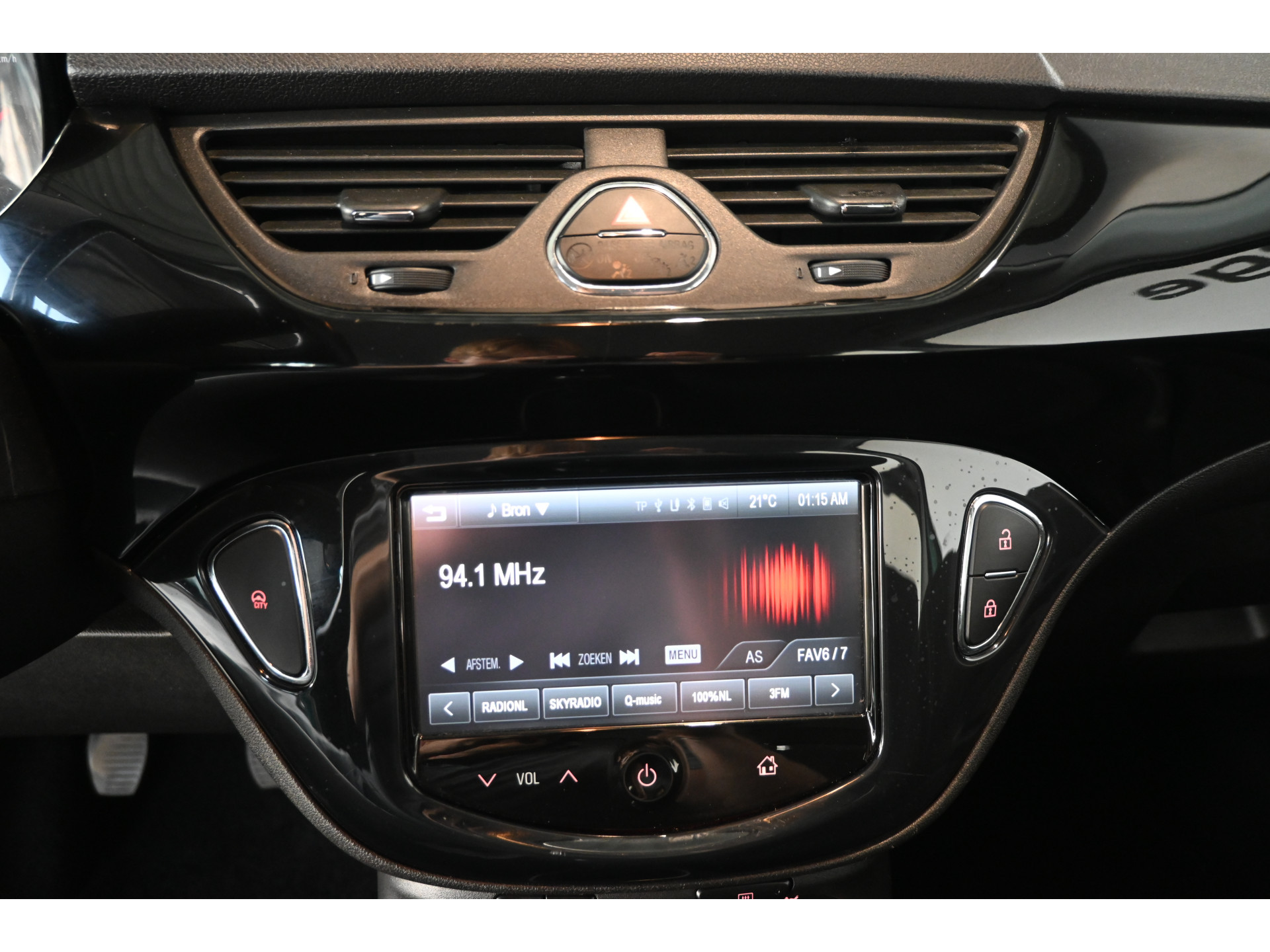 Opel Corsa 1.4 Edition Airco Cruise control Lichtmetaal Elektrisch Pakket Goed Onderhouden! Inruil Mogelijk!