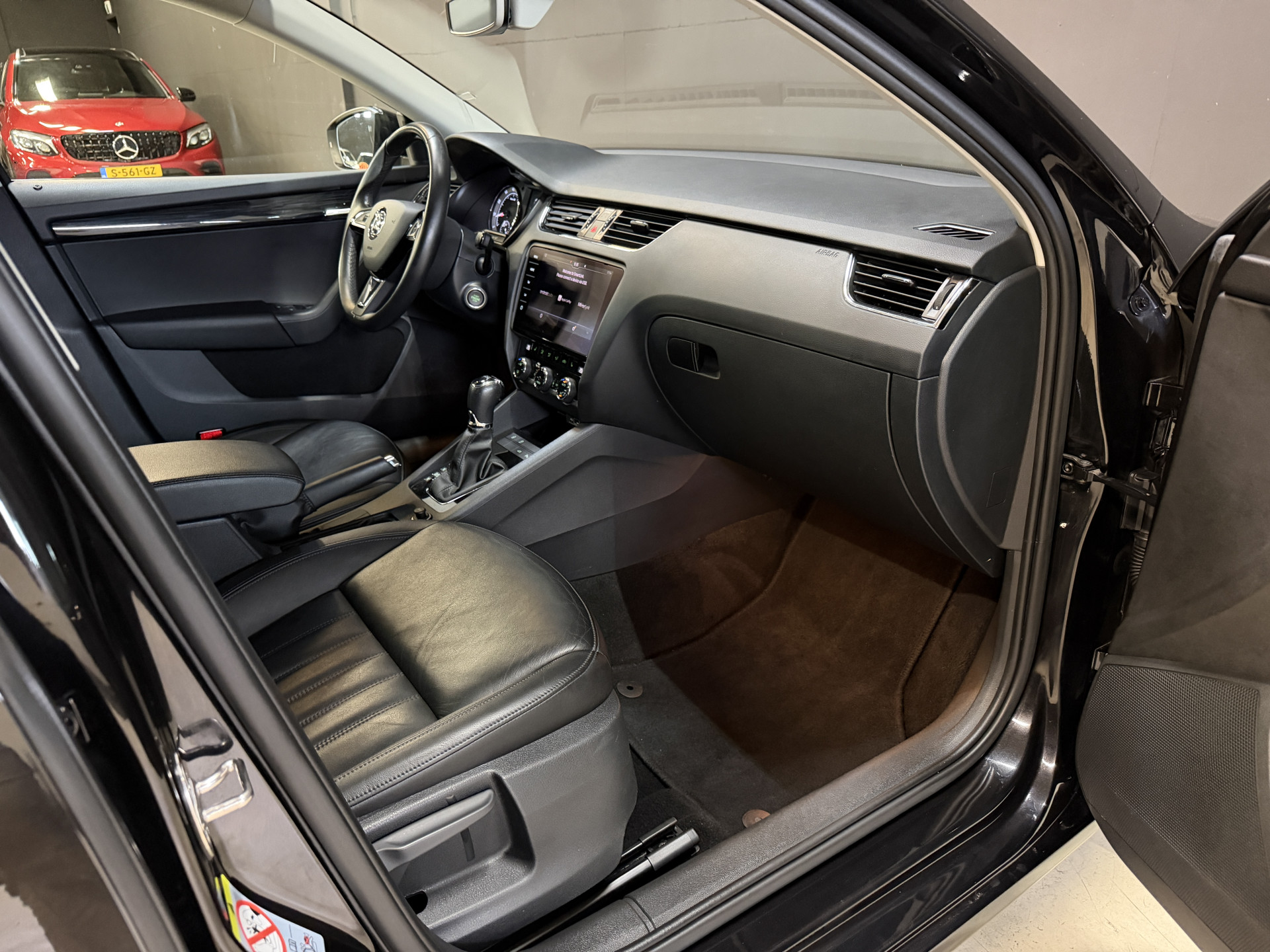 ŠKODA Octavia Combi 2.0 TSI 191PK Style Business | Leder | Adaptive cruise | Afn. trekhaak | Camera | Carplay | Dealer onderhouden