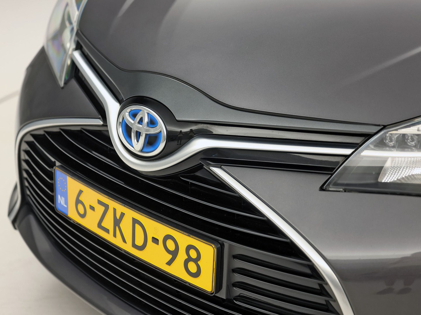 Toyota Yaris 1.5 Hybrid Sport Automaat (NAVIGATIE, CAMERA, CLIMATE, SPORTSTOELEN, CRUISE, ELEK PAKKET, NIEUWSTAAT)