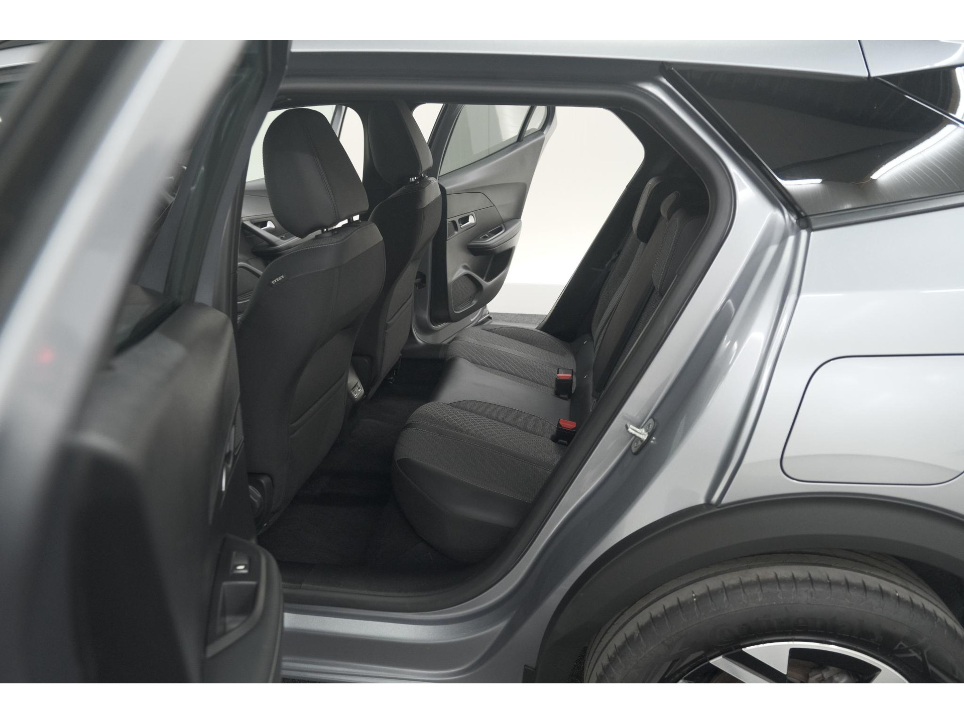 Peugeot 2008 Hybrid 136 e-DCS6 Allure | 360 Camera | Adaptieve Cruise Control | Dodehoekdetectie | Navigatie