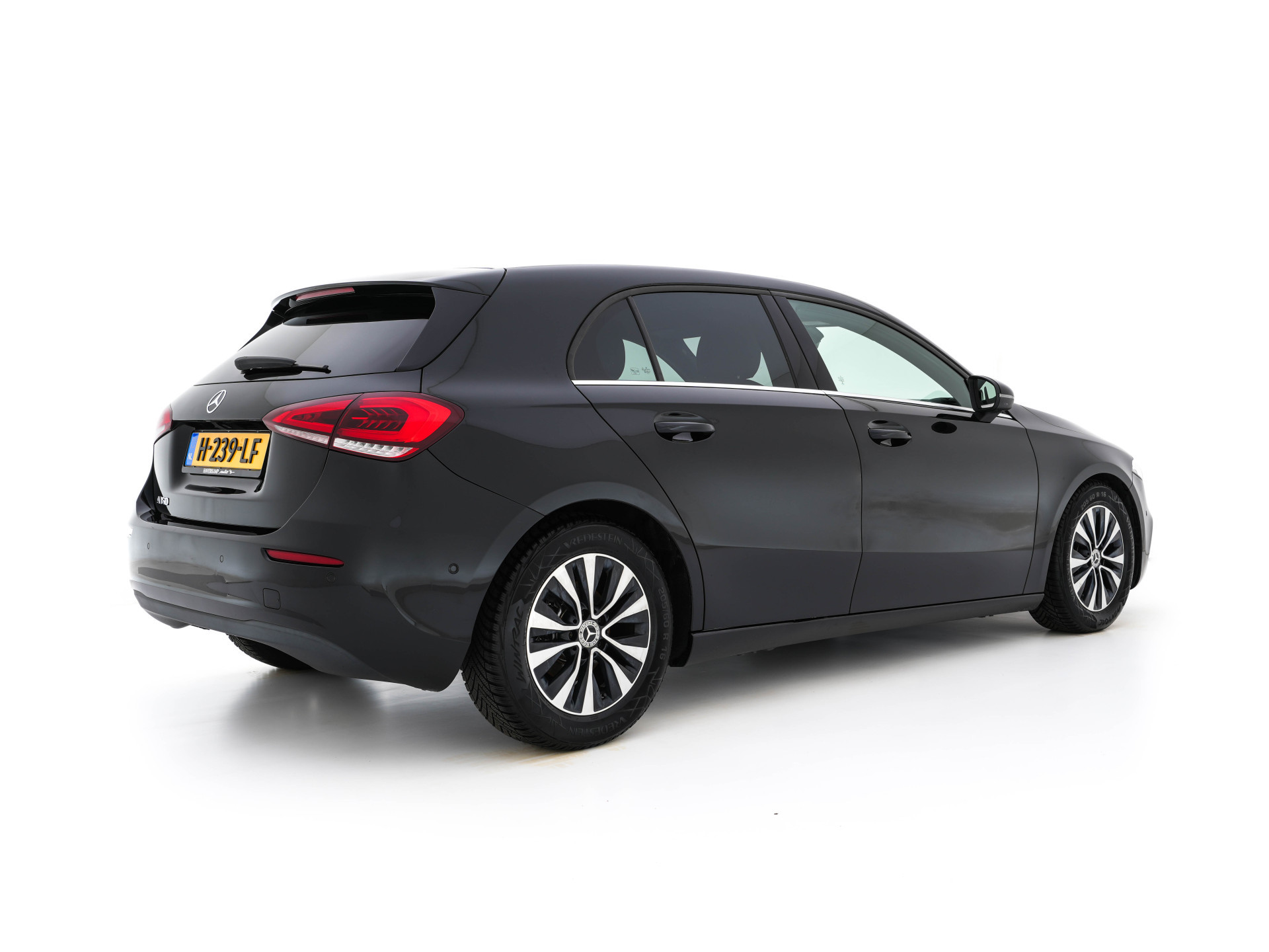 Mercedes-Benz A-klasse 160 Business Solution (INCL-BTW) *LEATHER- FABRIC | FULL-LED | WIDE-SCREEN-COCKPIT | CAMERA | NAVI-FULLMAP | HEATED-COMFORTSEATS | ECC | PRIVACY-GLASS | PDC | KEYLESS | CRUISE | CARBON-INLAY | 16''ALU*