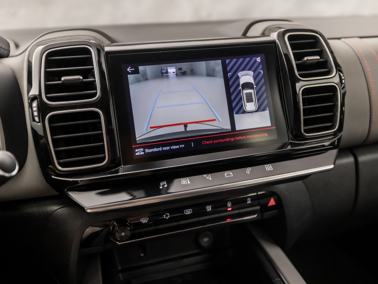 Citroën C5 Aircross 1.6 PureTech Sport 181Pk Automaat (APPLE CARPLAY, GROOT NAVI, 360 CAMERA, LM VELGEN, TREKHAAK, SPORTSTOELEN, KEYLESS, ADAPTIVE CRUISE, NIEUWSTAAT)