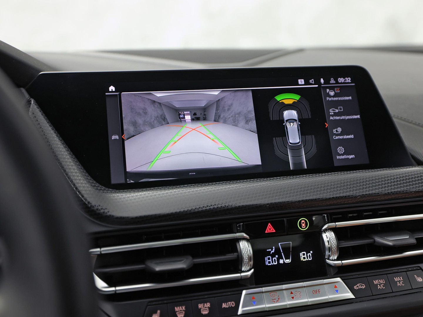 BMW 1 Serie 118i M Sport Automaat (PANORAMADAK, M PAKKET, DEALER ONDERHOUDEN, STUUR/STOELVERWARMING, CAMERA, BRUIN LEDER, SPOILER, BLACK PACK, SFEERVERLICHTING, NIEUWSTAAT)