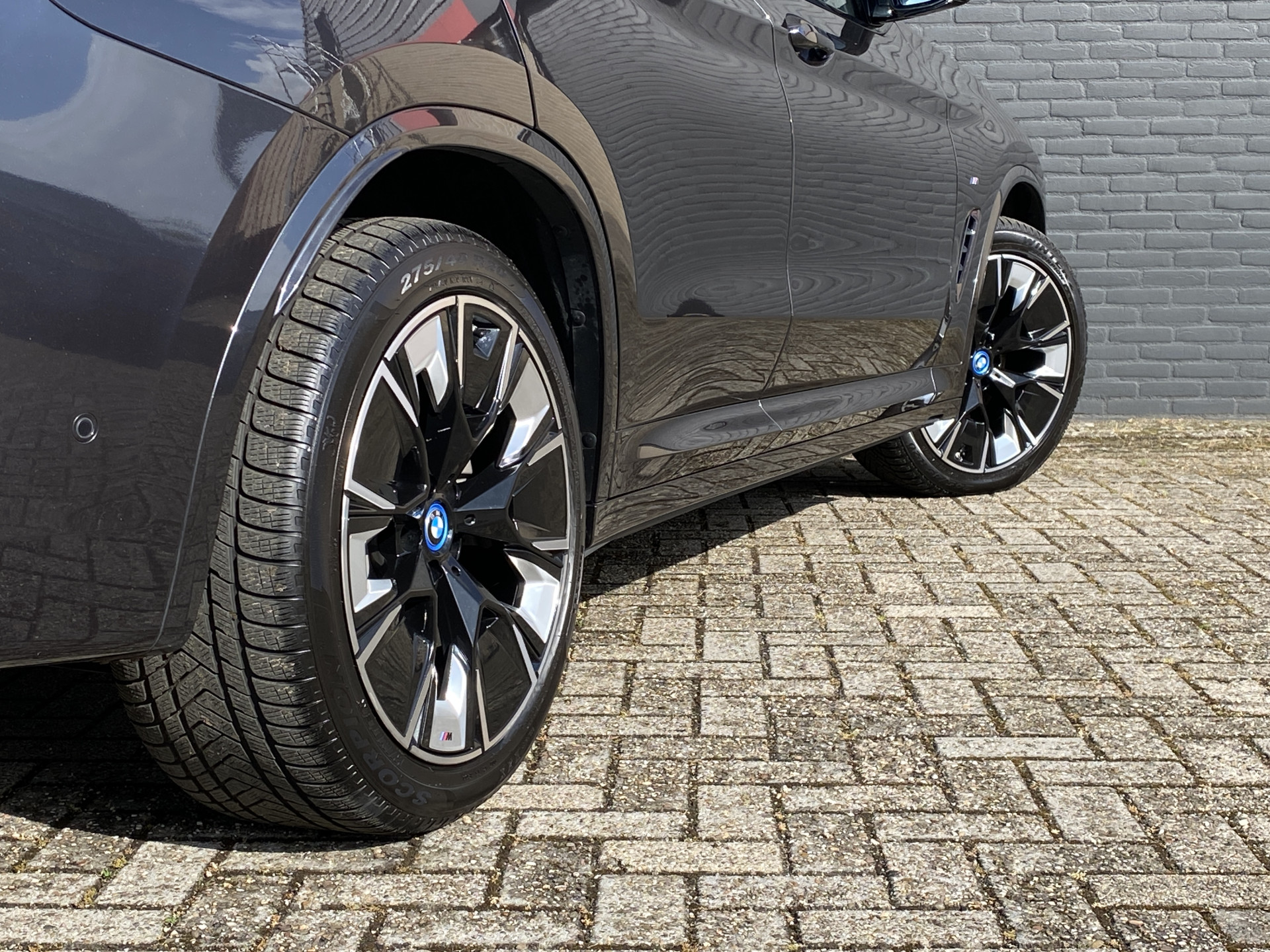 BMW iX3 M Sport High Executive 80 kWh | 1e eigenaar | dealer onderhouden | panoramadak | leder interieur | SOH accu 99.5%