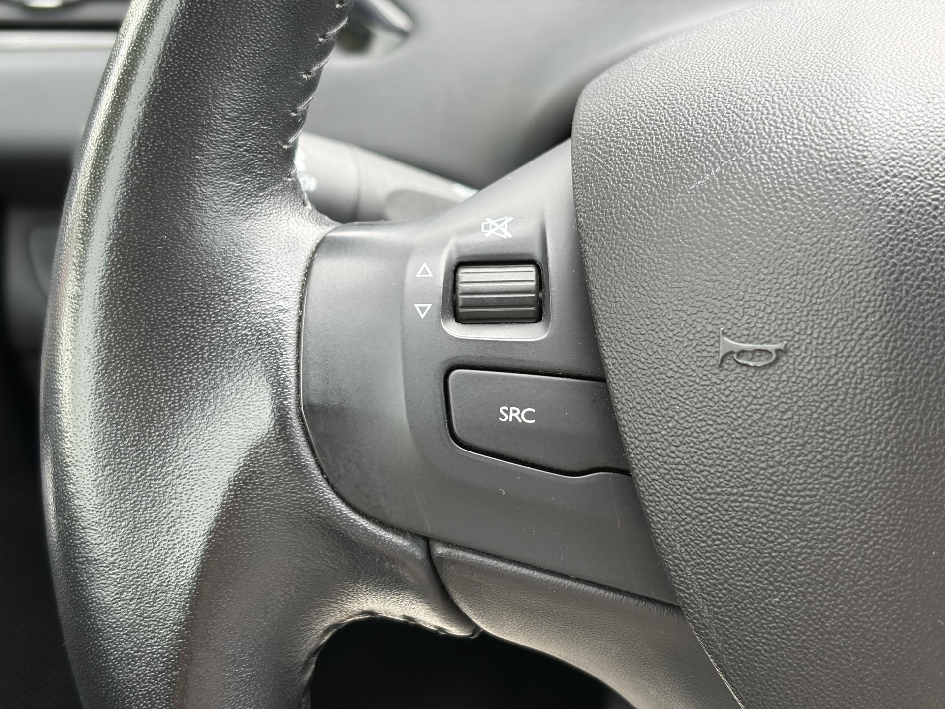 Peugeot 208 1.2 PureTech Signature ✓Net beurt gahad✓Navi✓Carplay✓Lm velgen✓Airco✓Cruise✓5 Deurs✓Pdc✓5 Deurs✓Lm velgen✓N.A.P✓Apk tot 04-2027