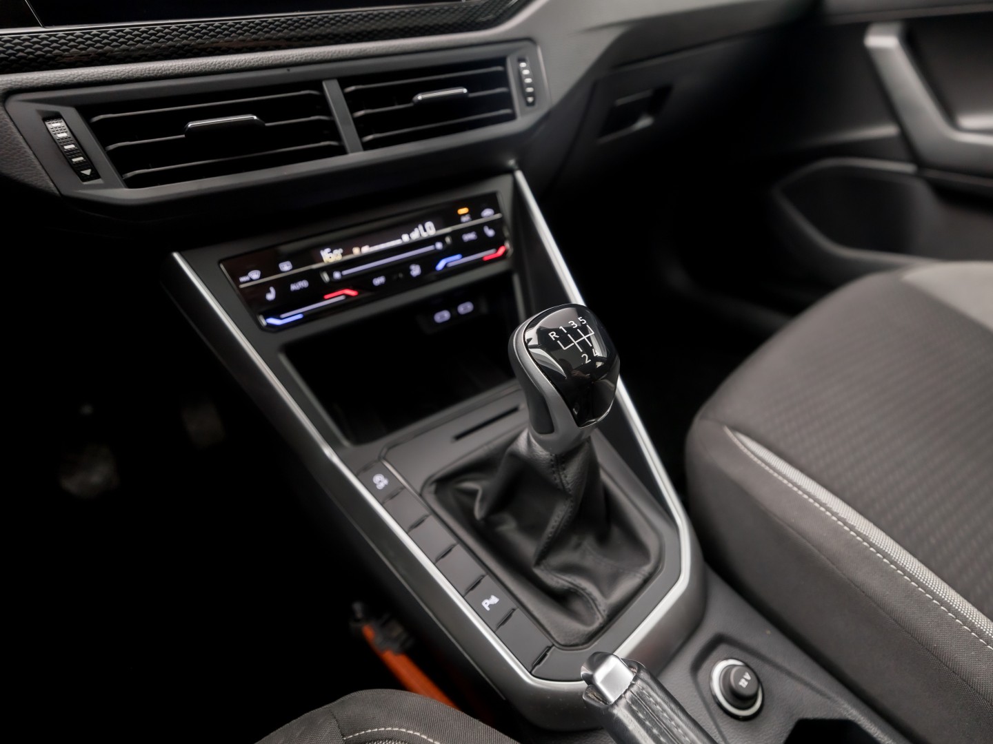 Volkswagen Taigo 1.0 TSI Sport (PANORAMADAK, 1e EIGENAAR, VIRTUAL COCKPIT, APPLE CARPLAY, GROOT NAVI, CLIMATE, STOELVERWARMING, SPORTSTOELEN, GETINT GLAS, IQ LIGHT, NIEUWSTAAT)