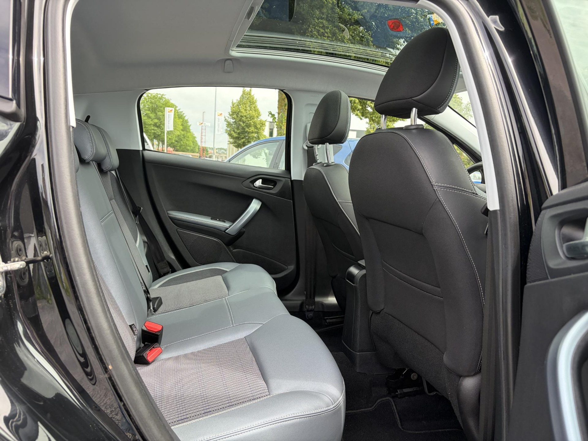 Peugeot 208 1.2 PureTech Allure D-riem vv in 2022,2e Eigenaar,110pk,Dealer Onderhouden,Pano,Carplay,Camera,Clima,Cruise,5 Deurs,Halfleder,Pdc,N.A.P,Lm velgen,Apk tot 05-2027