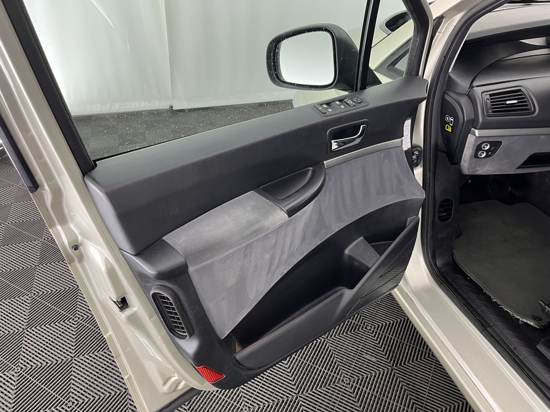 Peugeot 807 2.0 HDiF ST [ 7-Pers. ] Aut. *NAVI-FULLMAP | XENON | VELOURS-COMFORT-SEATS | HEATED-SEATS | ECC | PDC | CRUISE | TOWBAR | 16''ALU*