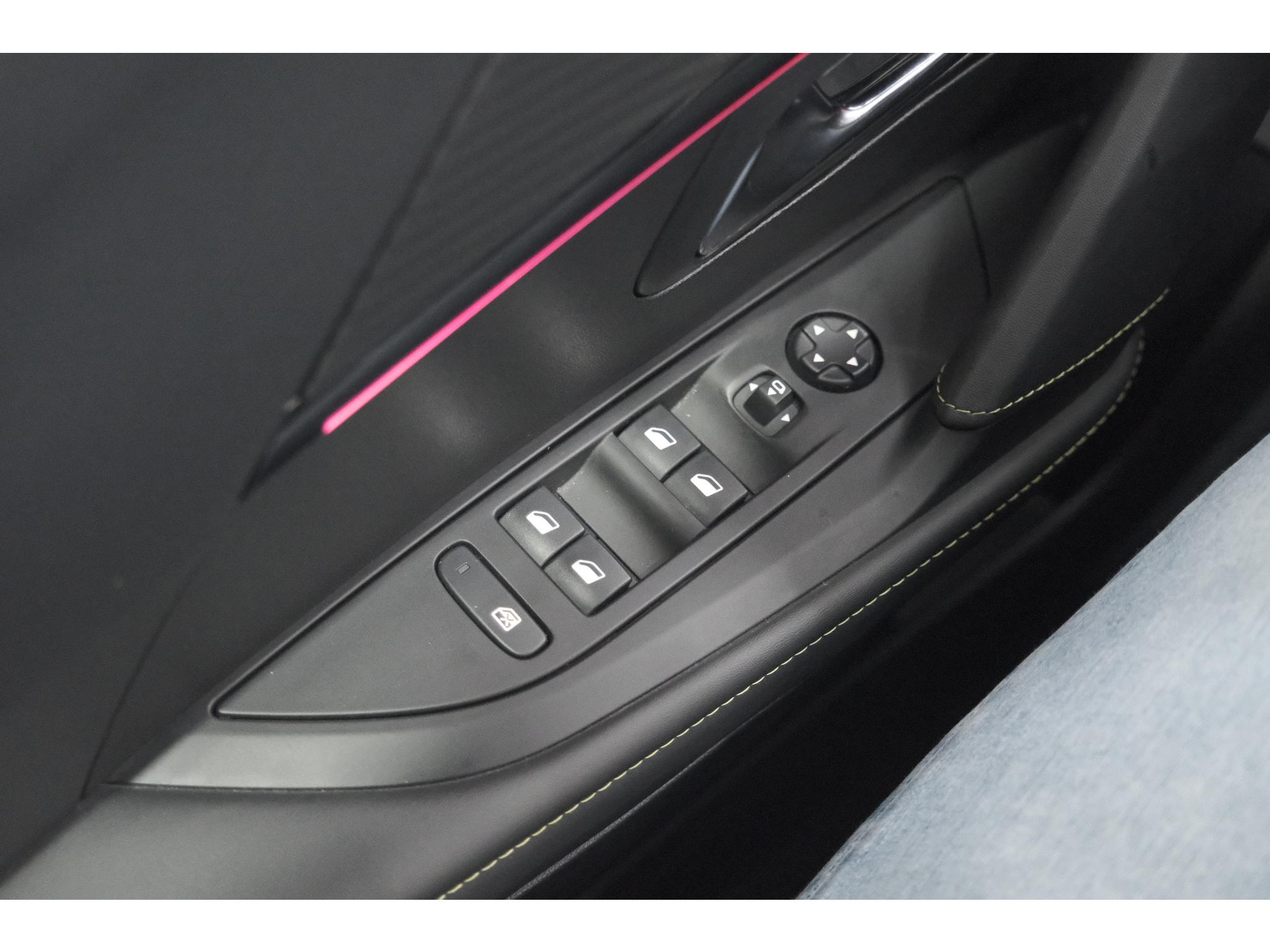 Peugeot 208 PureTech 100 GT | Camera | Navigatie | Sfeerverlichting | Apple Carplay | Parkeersensoren