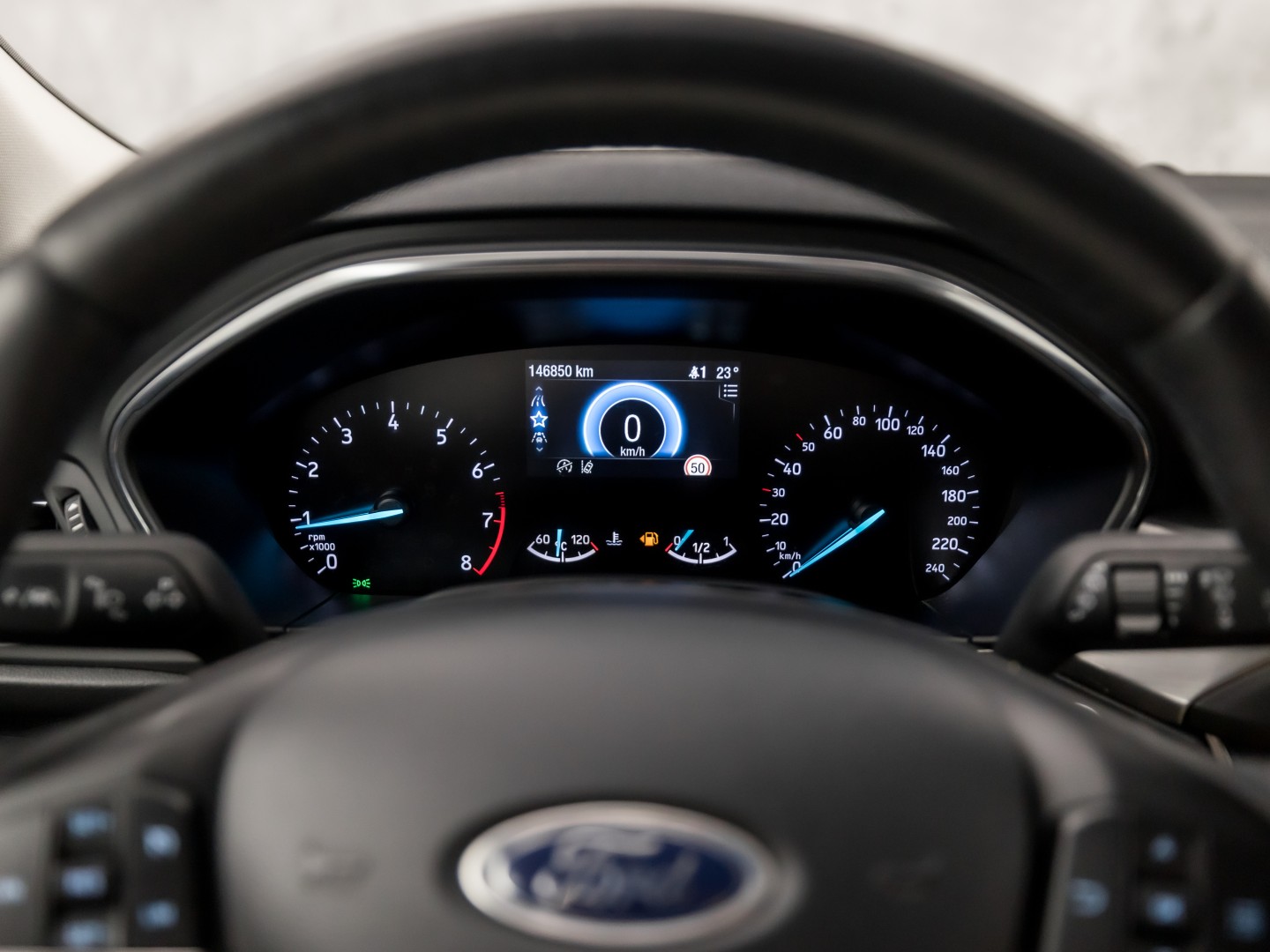 Ford Focus Wagon 1.0 EcoBoost Titanium Sport (APPLE CARPLAY, GROOT NAVI, STUUR/STOELVERWARMING, KEYLESS, SPORTSTOELEN, GETINT GLAS, LM VELGEN, CRUISE, NIEUWSTAAT)