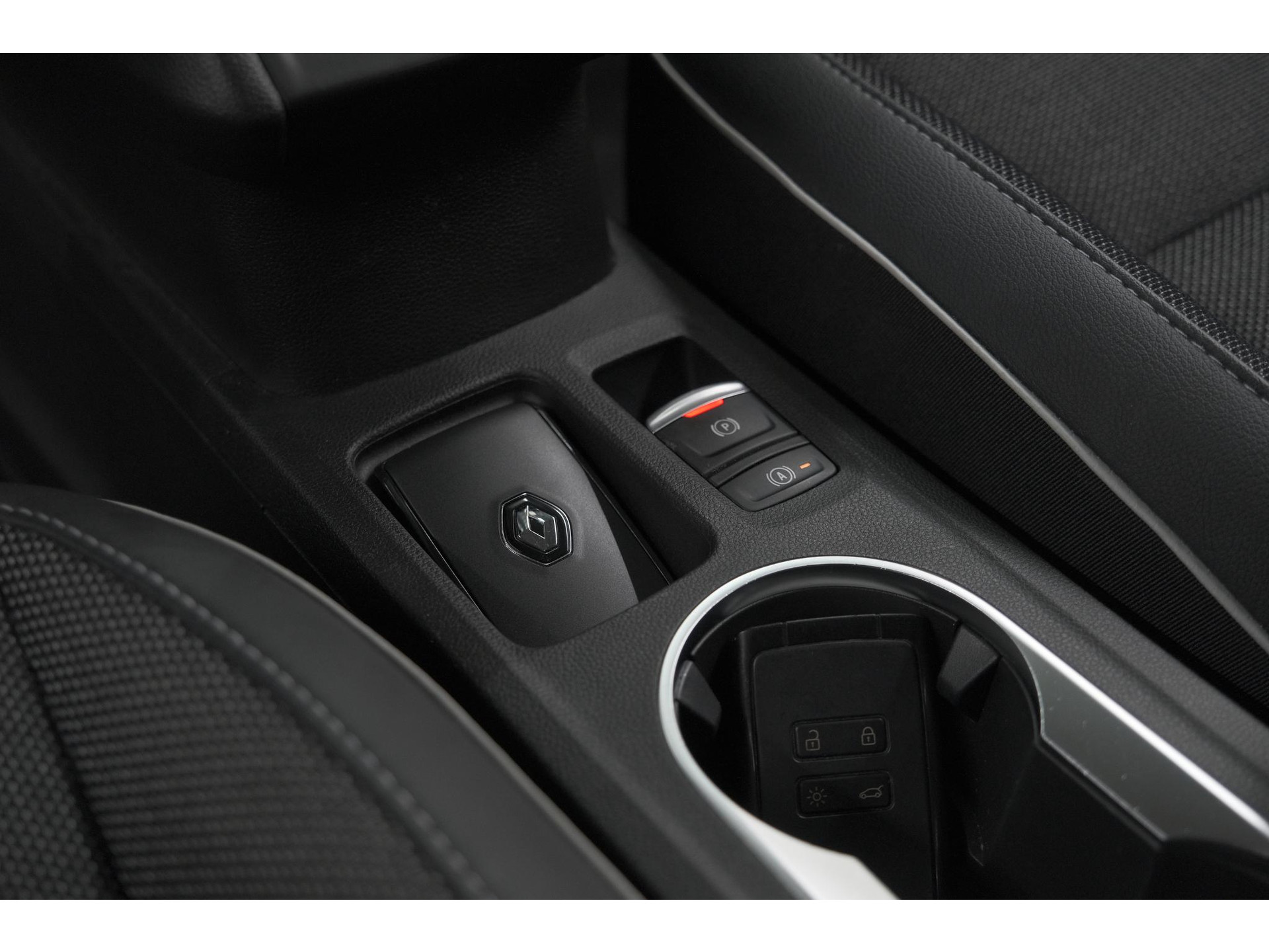 Renault Captur TCe 140 EDC Techno | Camera | 9.3 Inch Groot Scherm | Stoelverwarming | Apple Carplay