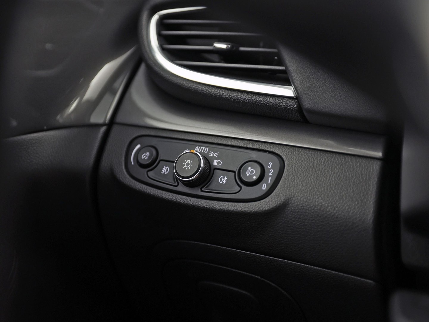 Opel Mokka X 1.4 Turbo Innovation Sport (GROOT NAVI, APPLE CARPLAY, STUUR/STOELVERWARMING, TREKHAAK, LEDER, CRUISE, LM VELGEN, NIEUWE APK)