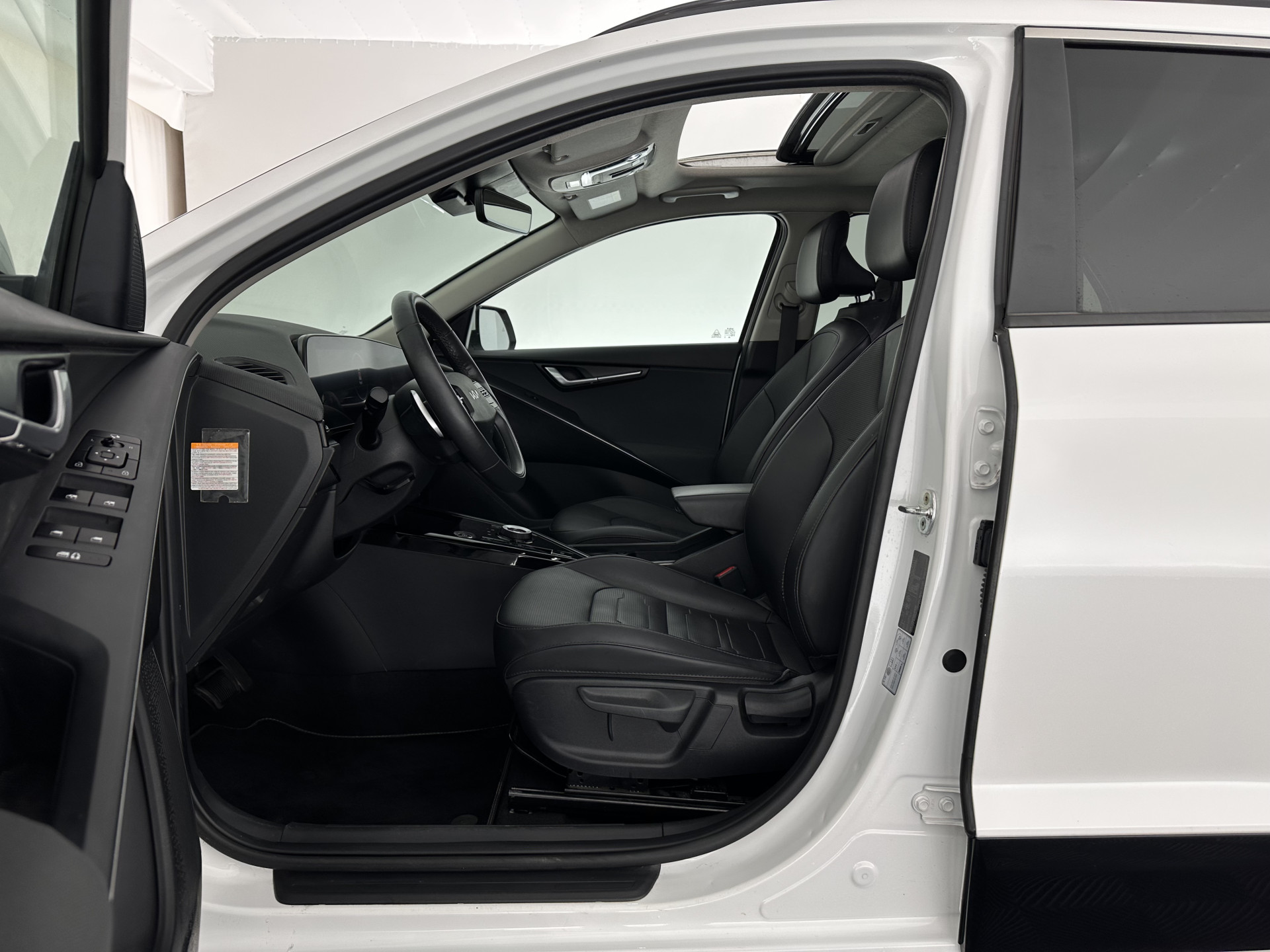 Kia Niro 1.6 GDi Hybrid Dynamic Plus Line (INCL-BTW) Aut. *PANO | HEAD-UP | LEATHER | DIGI-COCKPIT | NAVI-FULLMAP | DAB | ADAPTIVE-CRUISE | CAMERA | HEATED-COMFORTSEATS | KEYLESS | PRIVACYGLASS | SHIFTPADDLES | CARPLAY | TOWBAR | 16"