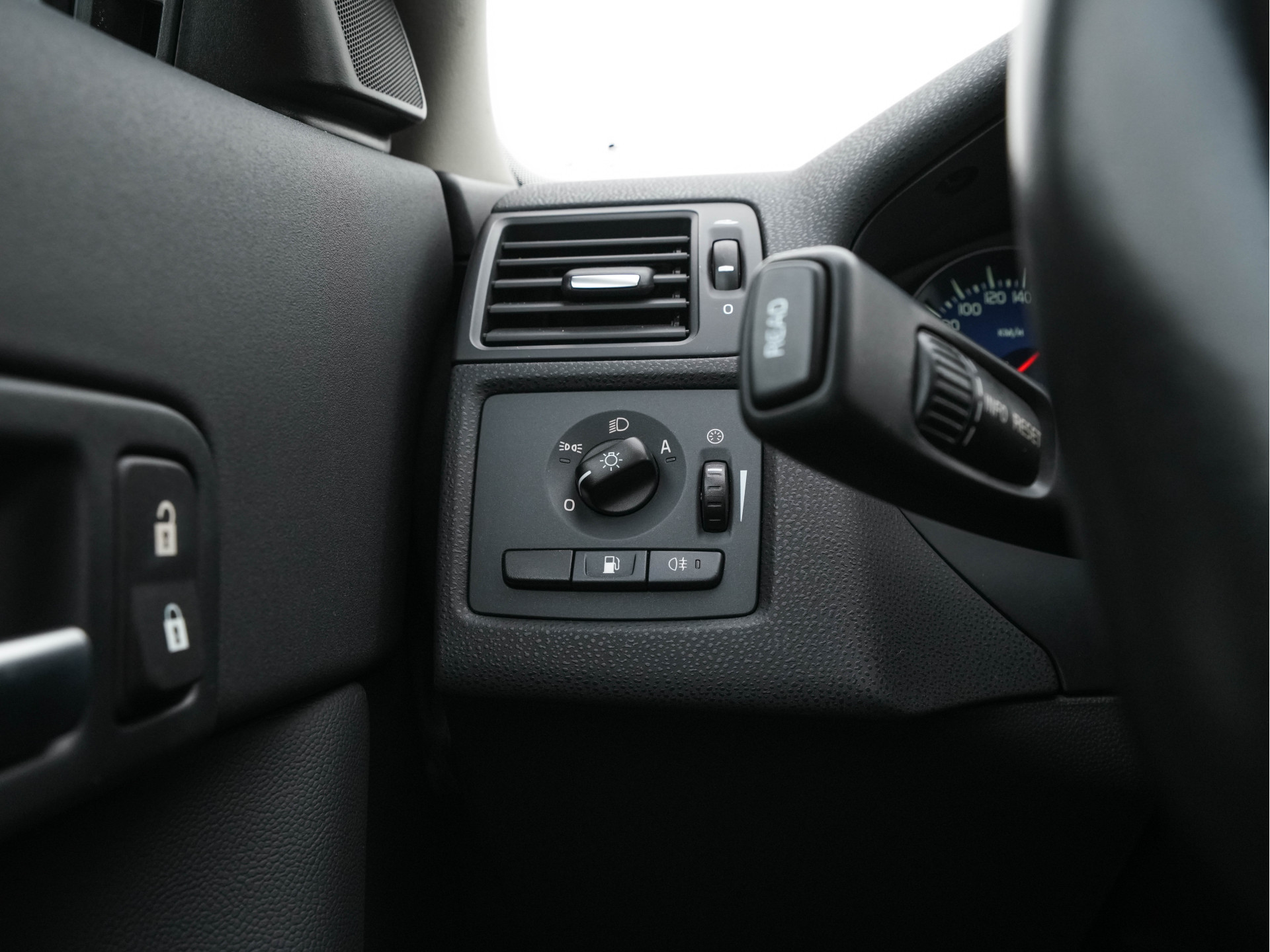 Volvo C30 1.6 D2 R-Design Sport-pack *PANO | BI-XENON | LEATHER-FABRIC | NAVI-FULLMAP | HEATED-SPORTSEATS | ECC | CARBON-INLAY | PDC | PREMIUM-AUDIO | CRUISE | 17''ALU*