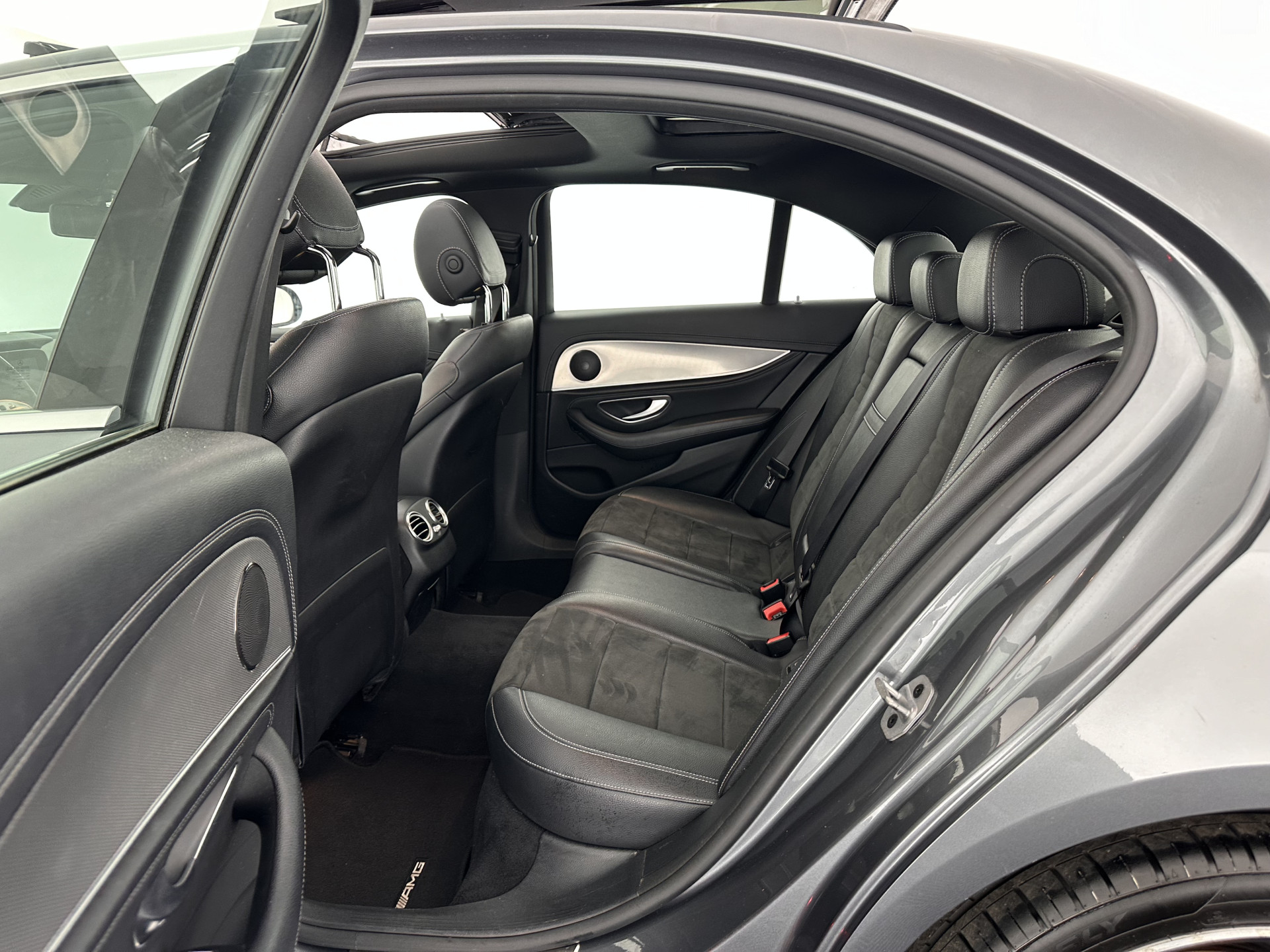 Mercedes-Benz E-klasse 220 d AMG-Line (INCL-BTW ) Aut. *PANO | FULL-LED | LEATHER-MICROFIBRE | WIDE-SCREEN-DIGI-COCKPIT | NAVI-FULLMAP | AMBIENT-LIGHT | HEATED-SPORTSEATS | ECC | SHIFT-PADLLES | PDC | CRUISE | 19"ALU*