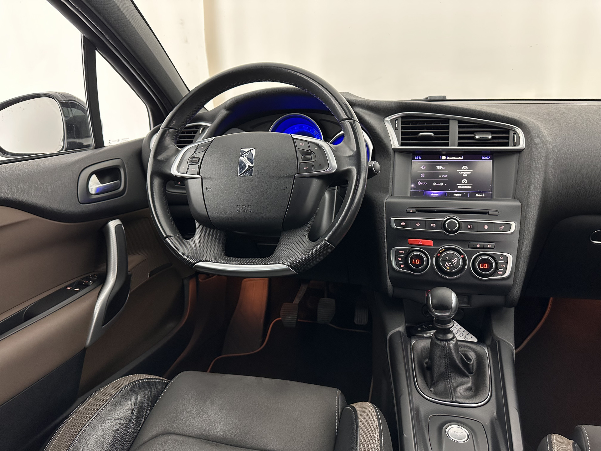 DS 4 1.6 BlueHDi Chic *PANO-WINDOW | FULL-LED | LEATHER-ALCANTARA | HEATED-COMFORTSEATS | NAVI-FULLMAP | DAB | CAMERA | PRIVACYGLASS | ECC | PDC | CRUISE | KEYLESS | TOWBAR | 16''ALU*