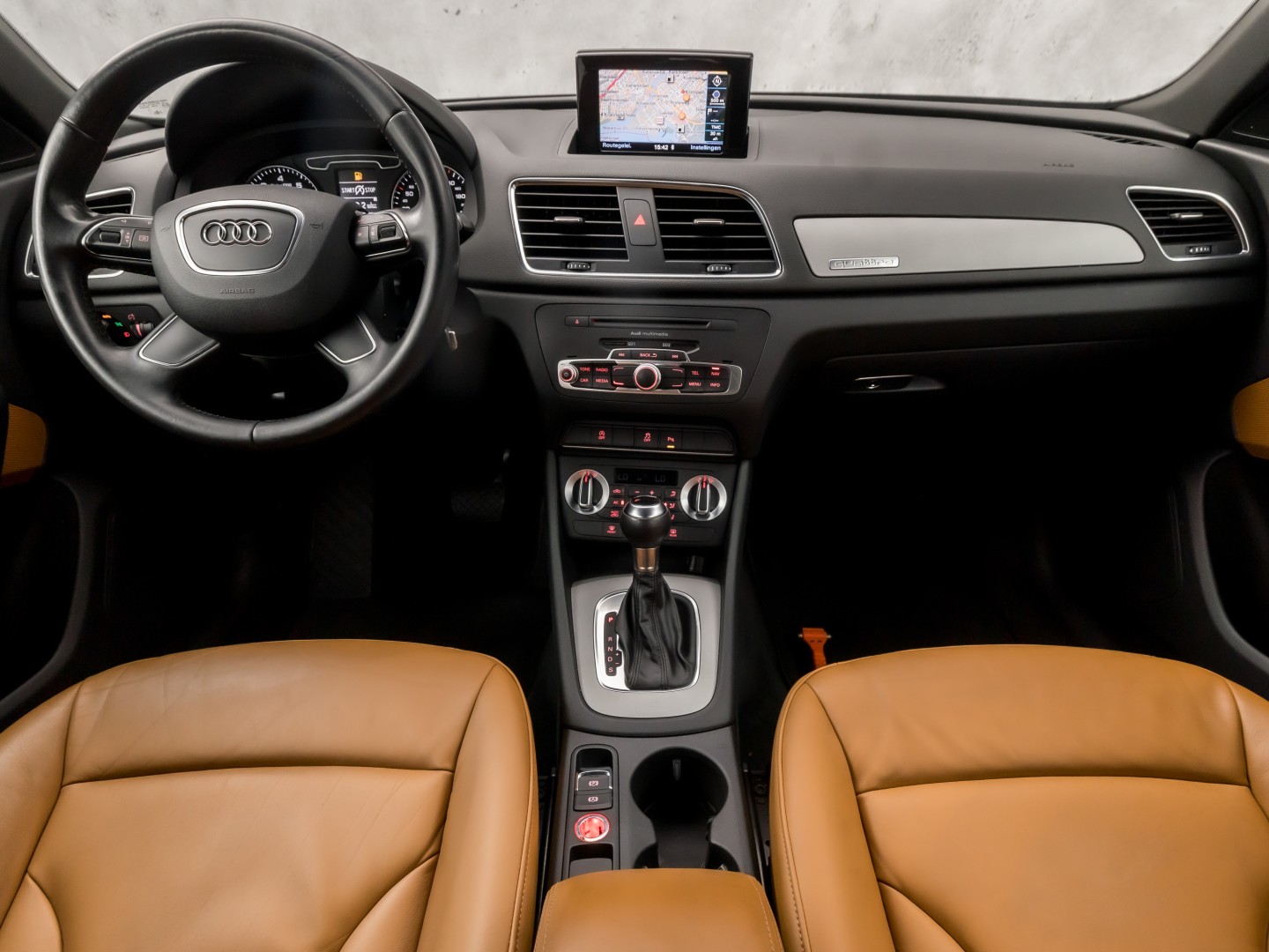 Audi Q3 2.0 TFSI Quattro Sport 211Pk Automaat (NAVIGATIE, CLIMATE, ZWART HEMEL, BRUIN LEDER, SPORTSTOELEN, CRUISE, PARKEERSENSOREN, XENON, NIEUWSTAAT)