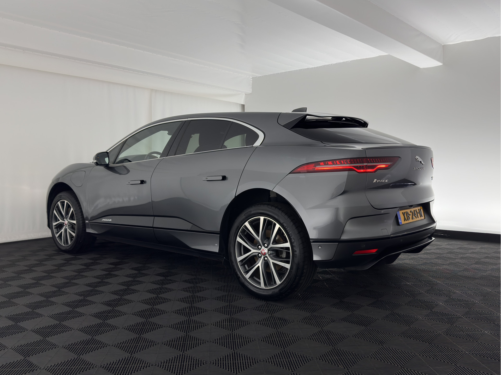 Jaguar I-PACE EV400 HSE 90 kWh AWD (INCL-BTW) *PANO | LEATHER | FULL-LED | MERIDIAN-AUDIO | TOP-VIEW | MEMORY-PACK | BLIND-SPOT | DIGI-COCKPIT | KEYLESS | DAB+ | NAVI-FULLMAP | ECC | HEATED-COMFORTSEATS | PDC | CCS-FASTLOADER
