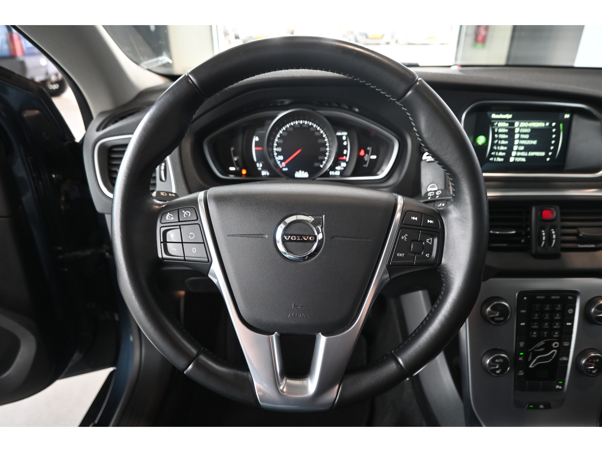 Volvo V40 2.0 T2 Momentum Nap Clima Cruise control Trekhaak Navigatie Stoelverwarming Goed onderhouden! Inruil Mogelijk!