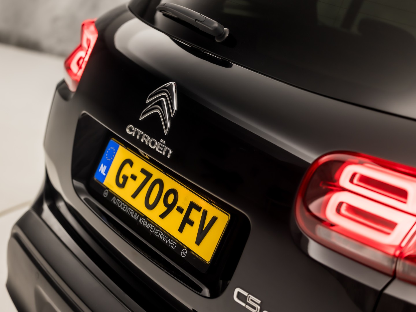 Citroën C5 Aircross 1.6 PureTech Sport 181Pk Automaat (APPLE CARPLAY, GROOT NAVI, 360 CAMERA, LM VELGEN, TREKHAAK, SPORTSTOELEN, KEYLESS, ADAPTIVE CRUISE, NIEUWSTAAT)