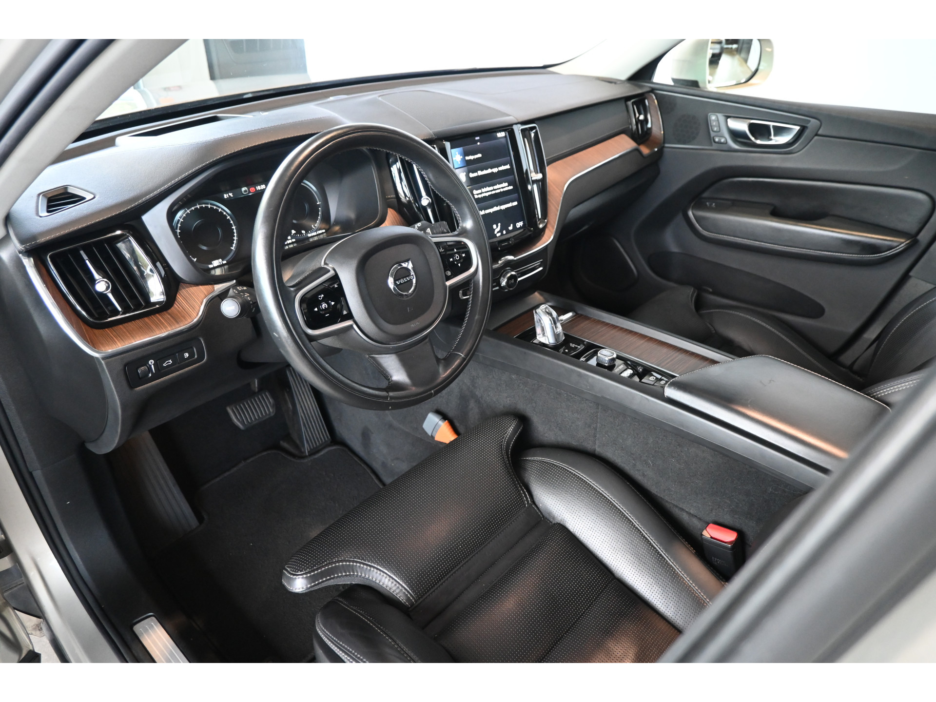 Volvo XC60 2.0 T8 Twin Engine AWD Inscription Harman/Kardon Navigatie Panoramadak Carplay Goed Onderhouden! Inruil Mogelijk!