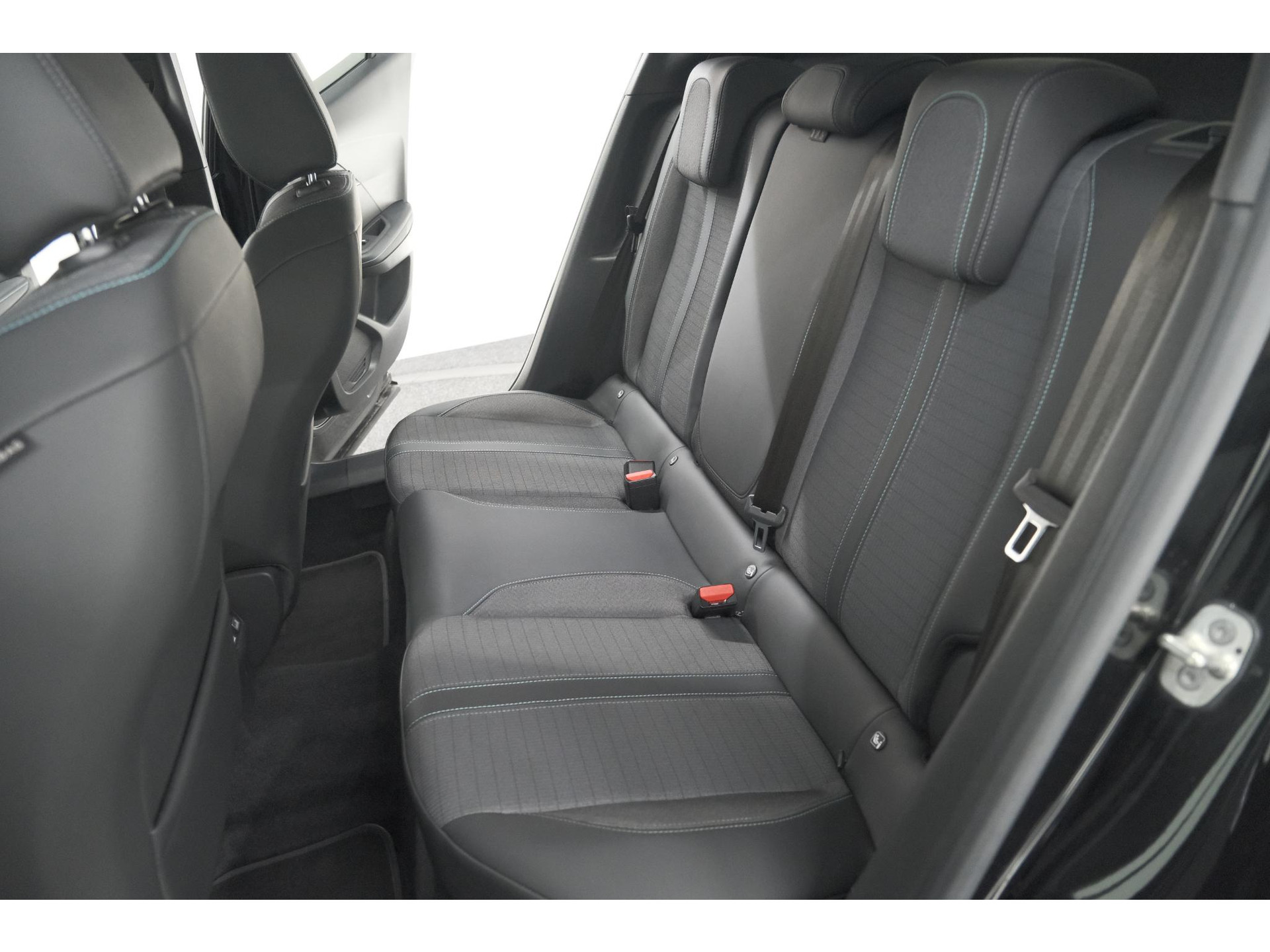 Peugeot 2008 PureTech 130 EAT8 Allure | Trekhaak | Camera | Navigatie | Apple Carplay