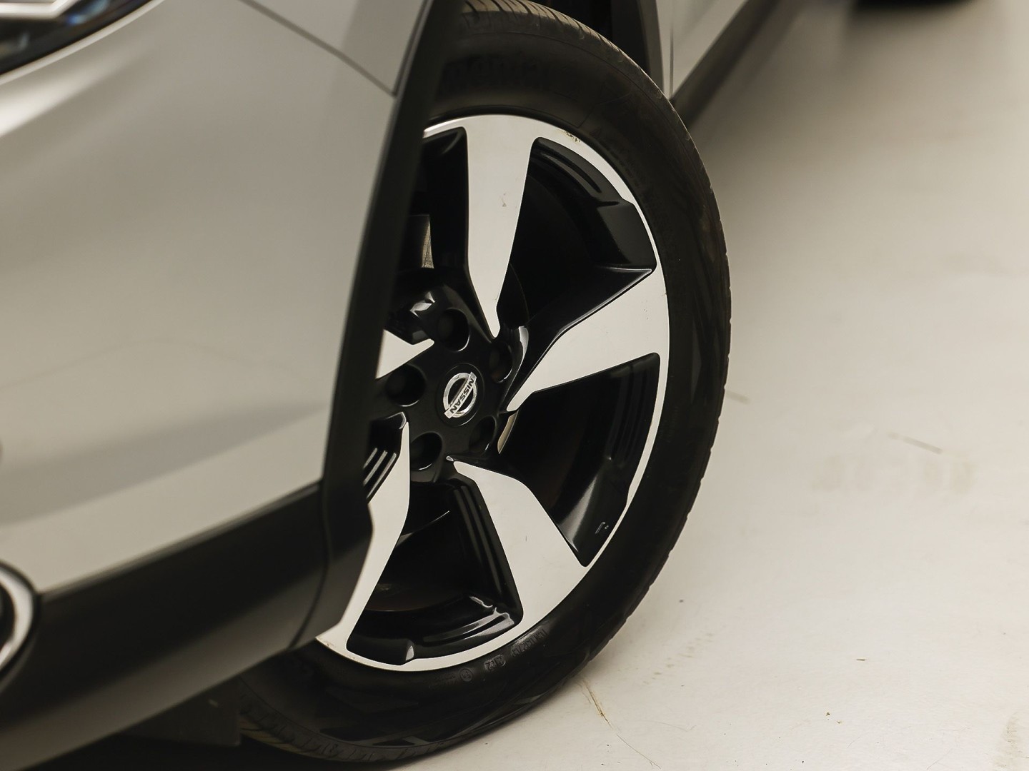 Nissan Qashqai 1.2 N-Connecta Sport (PANORAMADAK, NAVIGATIE, 360 CAMERA, SPORTSTOELEN, GETINT GLAS, TREKHAAK, CRUISE, NIEUWSTAAT)